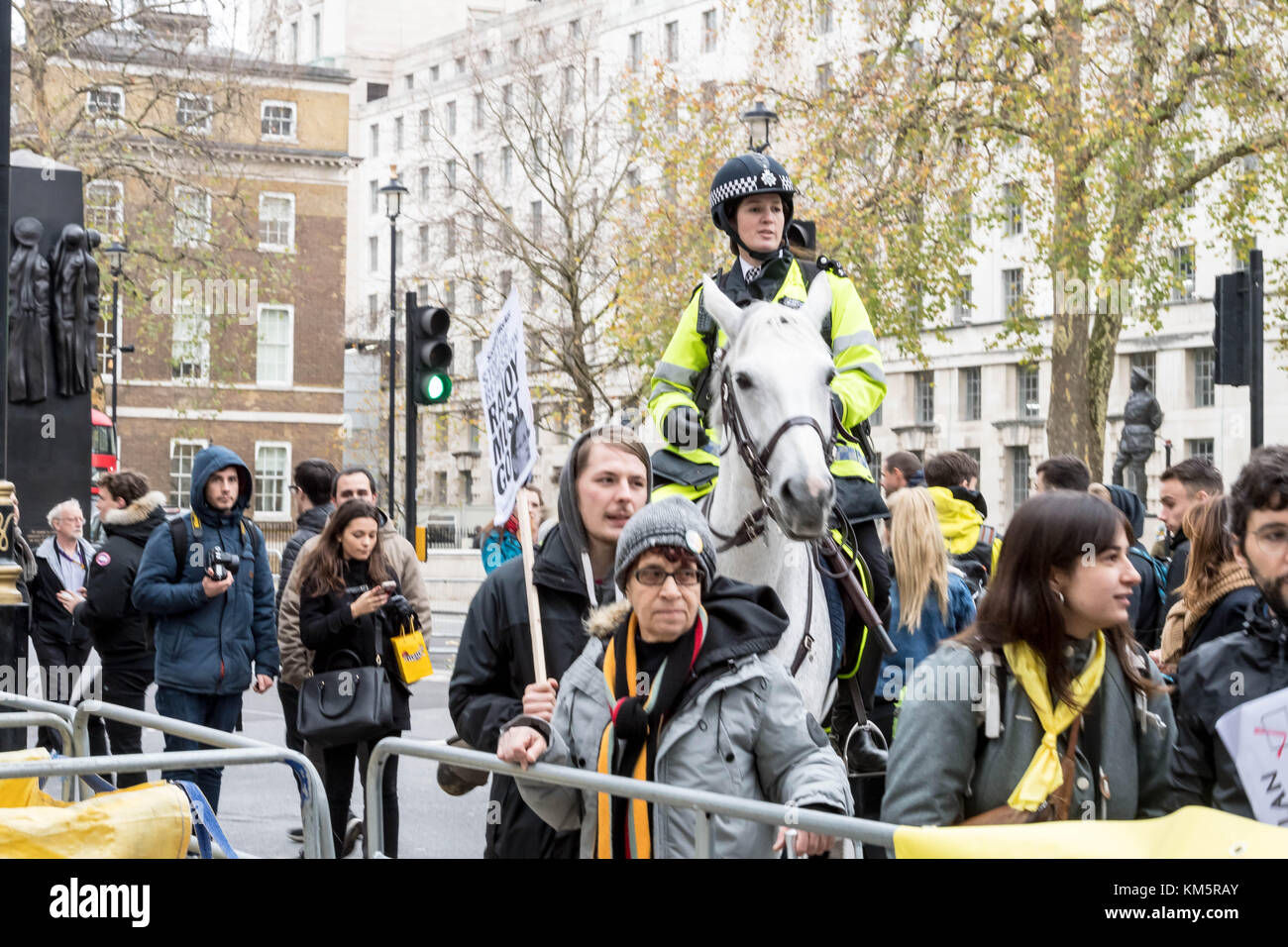 Londres, Royaume-Uni. 5 décembre, 2017. Canada déplacer manifestants catalans blockading Downing Street pour protester contre la visite du premier ministre espagnol marino rajoy crédit : Ian Davidson/Alamy live news Banque D'Images