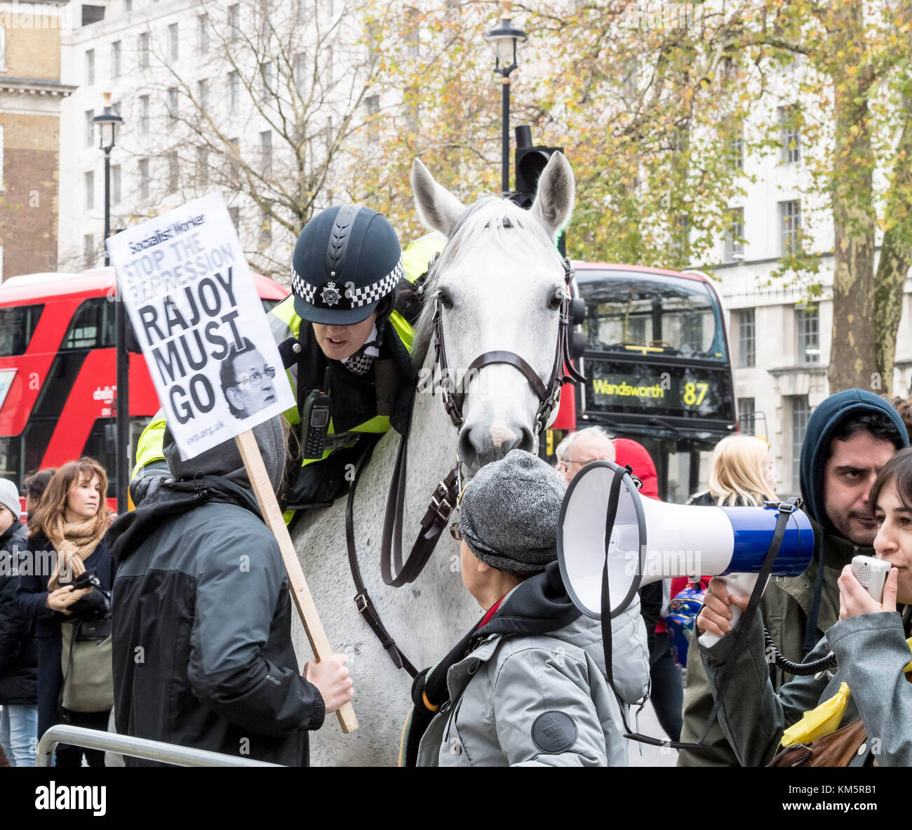 Londres, Royaume-Uni. 5 décembre, 2017. Canada déplacer manifestants catalans blockading Downing Street pour protester contre la visite du premier ministre espagnol marino rajoy crédit : Ian Davidson/Alamy live news Banque D'Images