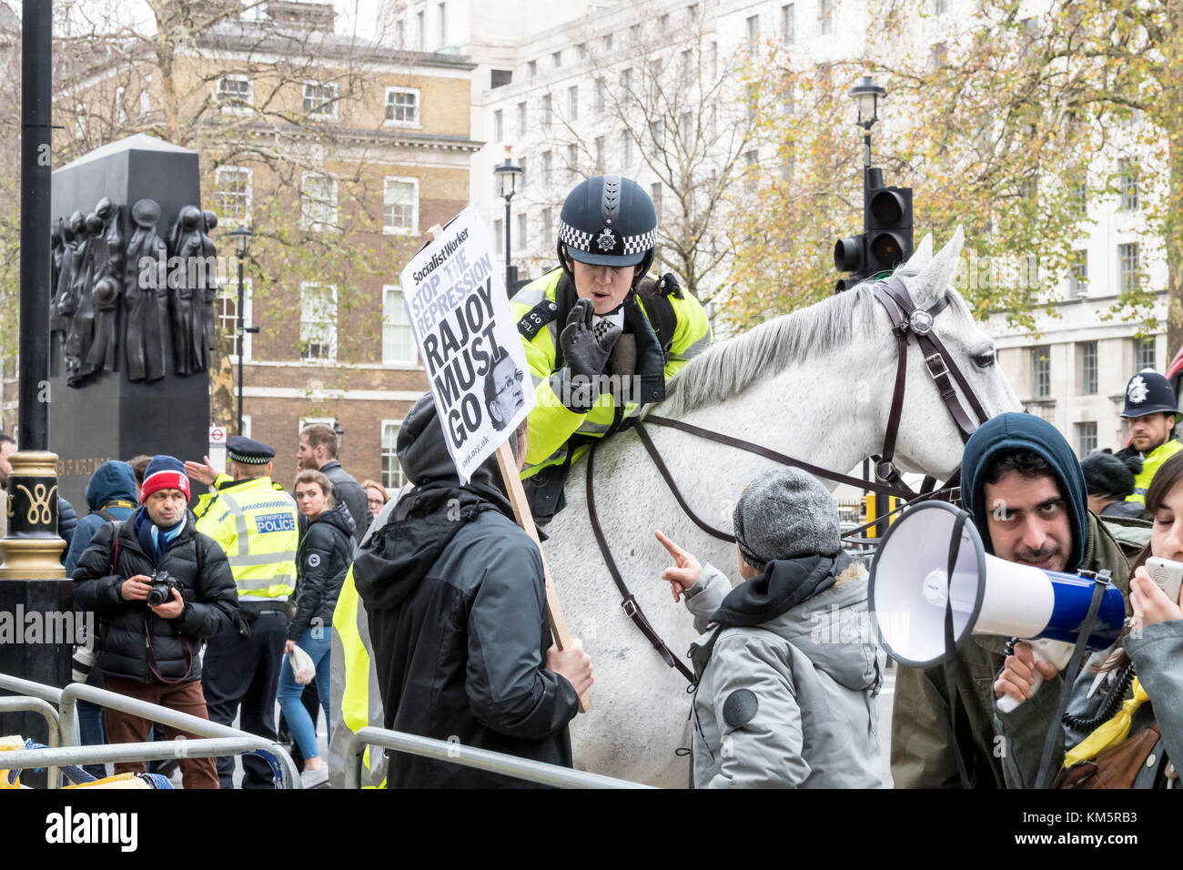 Londres, Royaume-Uni. 5 décembre, 2017. Canada déplacer manifestants catalans blockading Downing Street pour protester contre la visite du premier ministre espagnol marino rajoy crédit : Ian Davidson/Alamy live news Banque D'Images