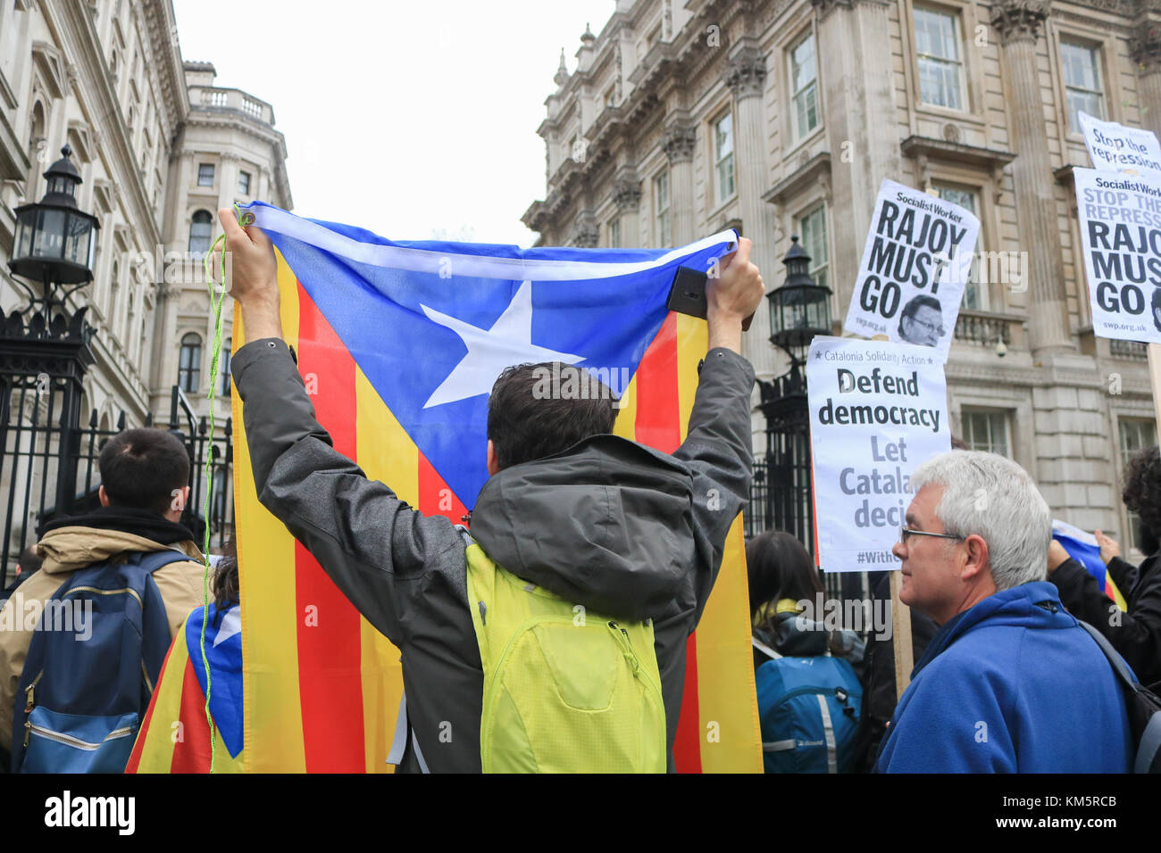 Londres, Royaume-Uni. 5 déc, 2017. pro indépendantistes catalans ont manifesté devant Downing Street pour l'arrivée de premier ministre espagnol Mariano Rajoy crédit : amer ghazzal/Alamy live news Banque D'Images