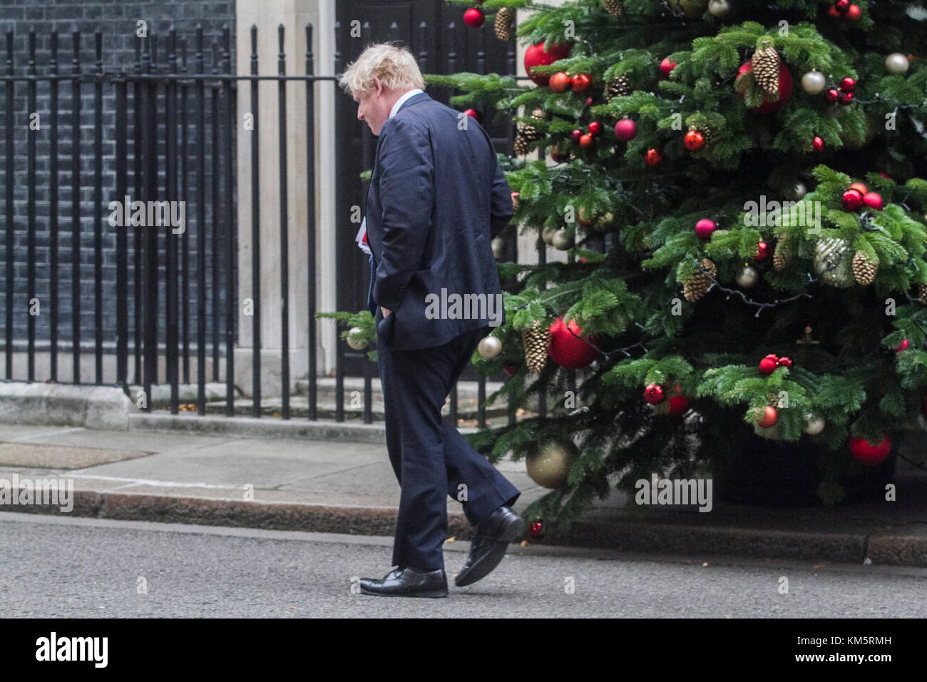 Londres, Royaume-Uni. 5 déc, 2017. Le ministre britannique des affaires étrangères, Boris Johnson ne laisse pas de 10 Downing street à la fin de la réunion hebdomadaire du cabinet crédit : amer ghazzal/Alamy live news Banque D'Images