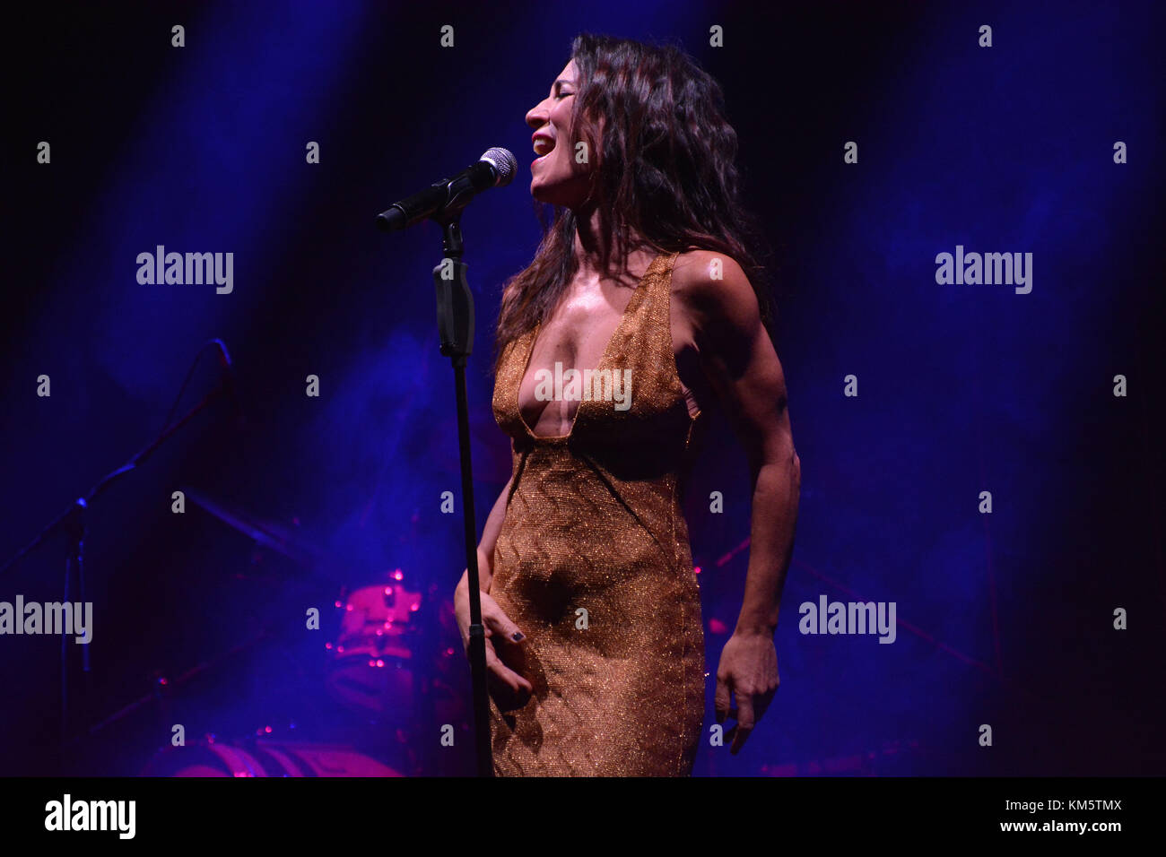 Naples, Italie. 08Th Dec 2017. Paola Turci vivent sur la scène à l'Augusteo Teatro à Naples (Italie) à la date de sa tournée 'Il secondo cuore d''. Banque D'Images