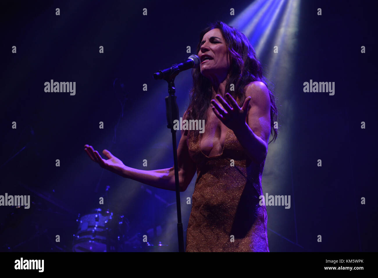 Naples, Italie. 08Th Dec 2017. Paola Turci vivent sur la scène à l'Augusteo Teatro à Naples (Italie) à la date de sa tournée 'Il secondo cuore d''. Banque D'Images