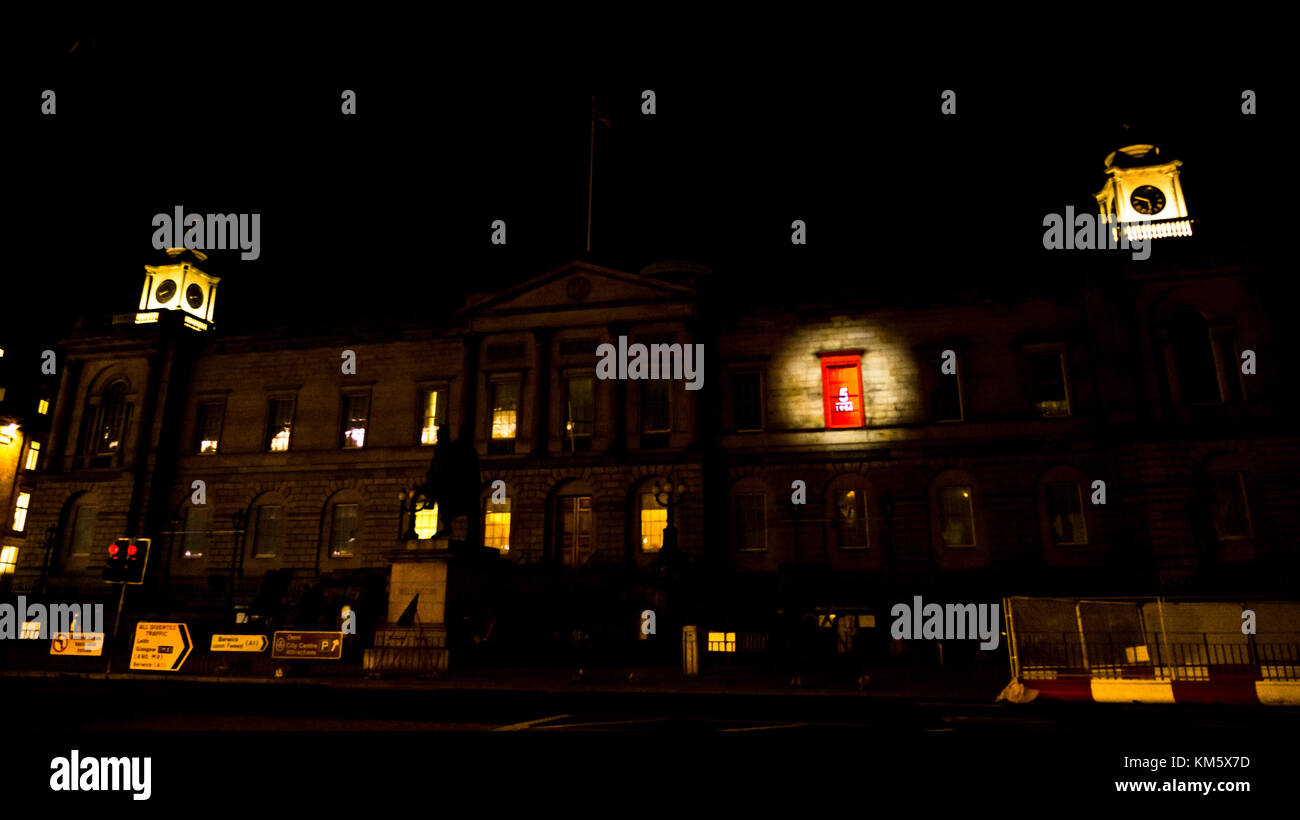 General Register House, Princes Street, Edinburgh, Ecosse, Royaume-Uni, 5 décembre 2017. Des images d'archives de l'histoire d'Edimbourg de l'environnement historique de l'Écosse, les registres nationaux d'Écosse et Bibliothèque nationale d'Écosse projetée sur 25 Registre de Windows, chaque jour une nouvelle fenêtre et une autre année à Édimbourg d'antan. L'événement est une collaboration entre Achille et Double Prendre Productions. Une fenêtre s'illuminèrent de rouge numéro 5 dans le calendrier de l'avent Banque D'Images