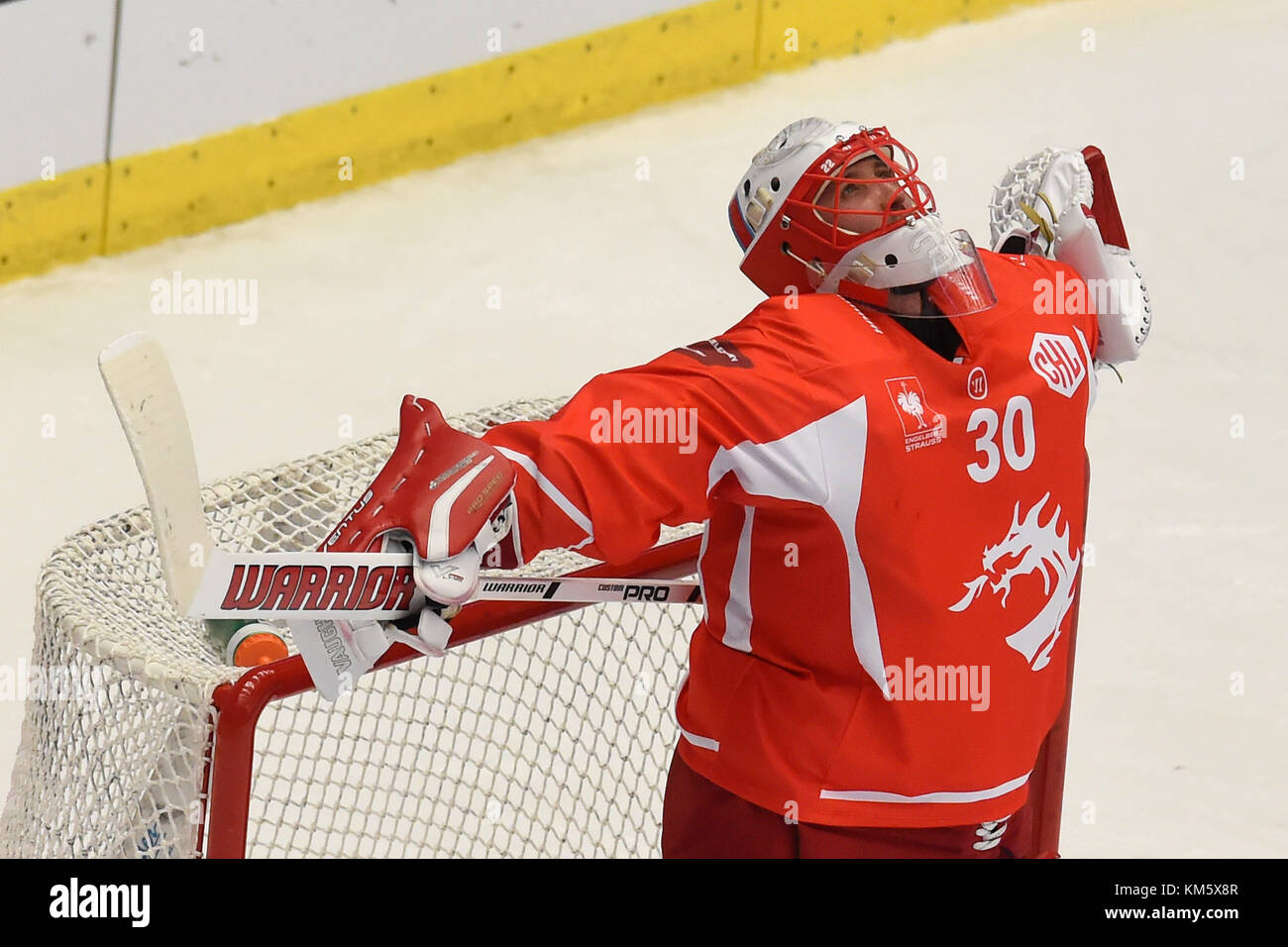 Simon Hrubec, gardien de but de la République tchèque, réagit après le match de la Ligue des Champions HC Ocelari Trinec vs Brynas IF à Trinec, République tchèque, le 5 décembre 2017. (CTK photo/Jaroslav Ozana) Banque D'Images