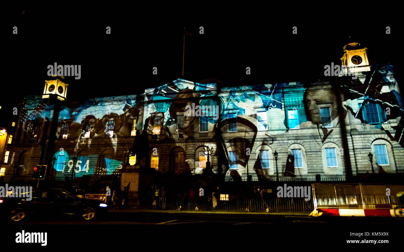 General Register House, Princes Street, Édimbourg, Écosse, Royaume-Uni, 5 décembre 2017. Calendrier géant de l'Avent des fêtes de Noël d'Édimbourg.Images des archives historiques d'Édimbourg projetées sur 25 fenêtres de Register House, chaque jour une nouvelle fenêtre et une année différente dans le passé d'Édimbourg. L'événement est une collaboration entre Underbelly et Double Take Productions. Archiver des photos d'événements en 1954 Banque D'Images