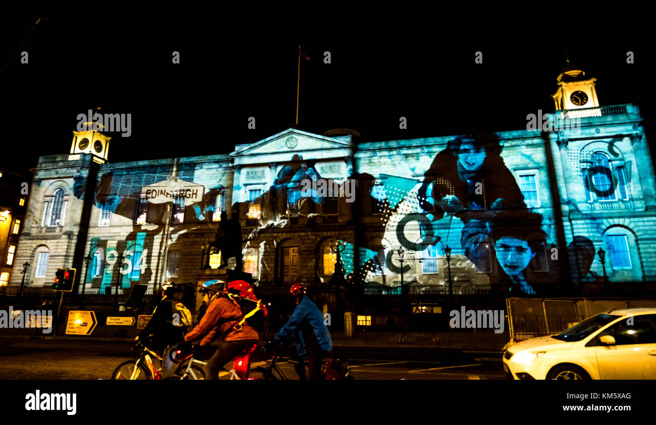 General Register House, Princes Street, Édimbourg, Écosse, Royaume-Uni, 5 décembre 2017. Calendrier géant de l'Avent des fêtes de Noël d'Édimbourg. Images des archives historiques d'Édimbourg projetées sur 25 fenêtres de Register House, chaque jour une nouvelle fenêtre et une année différente dans le passé d'Édimbourg. L'événement est une collaboration entre Underbelly et Double Take Productions. Archiver des photos d'événements en 1954 Banque D'Images