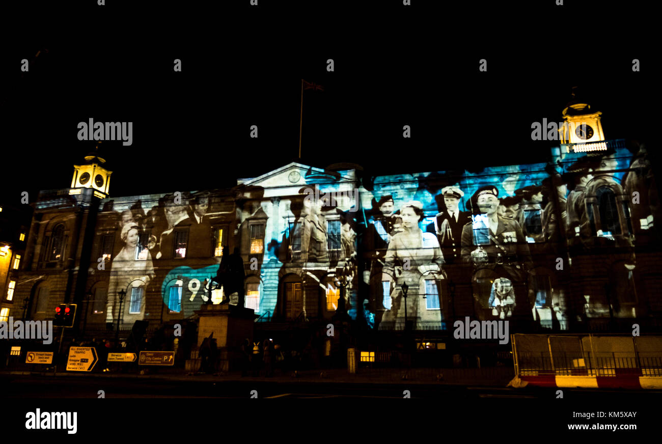 General Register House, Princes Street, Édimbourg, Écosse, Royaume-Uni, 5 décembre 2017. Calendrier géant de l'Avent des fêtes de Noël d'Édimbourg. Images de l'histoire d'Édimbourg provenant d'archives projetées sur 25 fenêtres de Register House, chaque jour une nouvelle fenêtre et une année différente dans le passé d'Édimbourg. L'événement est une collaboration entre Underbelly et Double Take Productions. Événements de 1954, archive photos de la visite de HM Queen à Édimbourg Banque D'Images