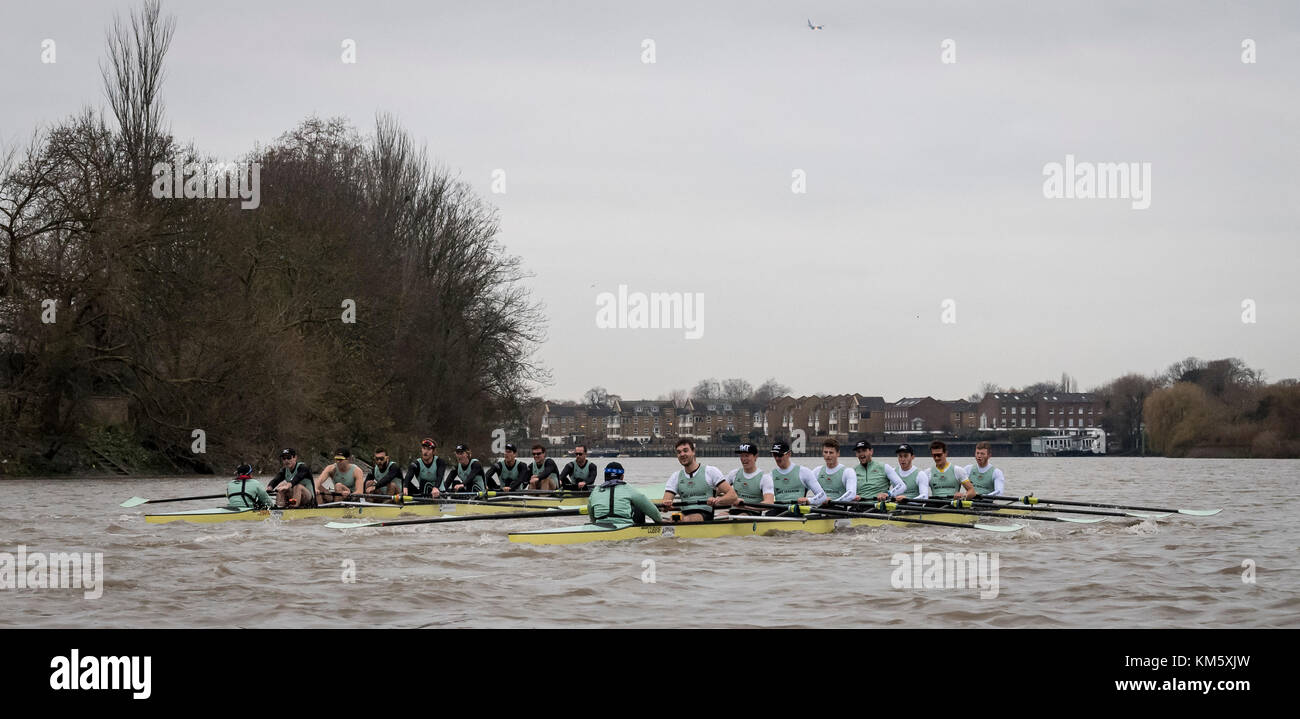 Londres, Royaume-Uni. 5 déc, 2017. boat race trial viiis (8) sont la seule occasion qu'un côté ou de l'avoir à la race le cours complet de Putney à mortlake avec les juges-arbitres de course, donc fournir un test important pour les rameurs et coxes. Ils permettent aux équipes d'encadrement afin d'analyser la progression et le potentiel et sont souvent influents dans la sélection finale des équipages pour les bateaux bleu. Credit : duncan grove/Alamy live news Banque D'Images