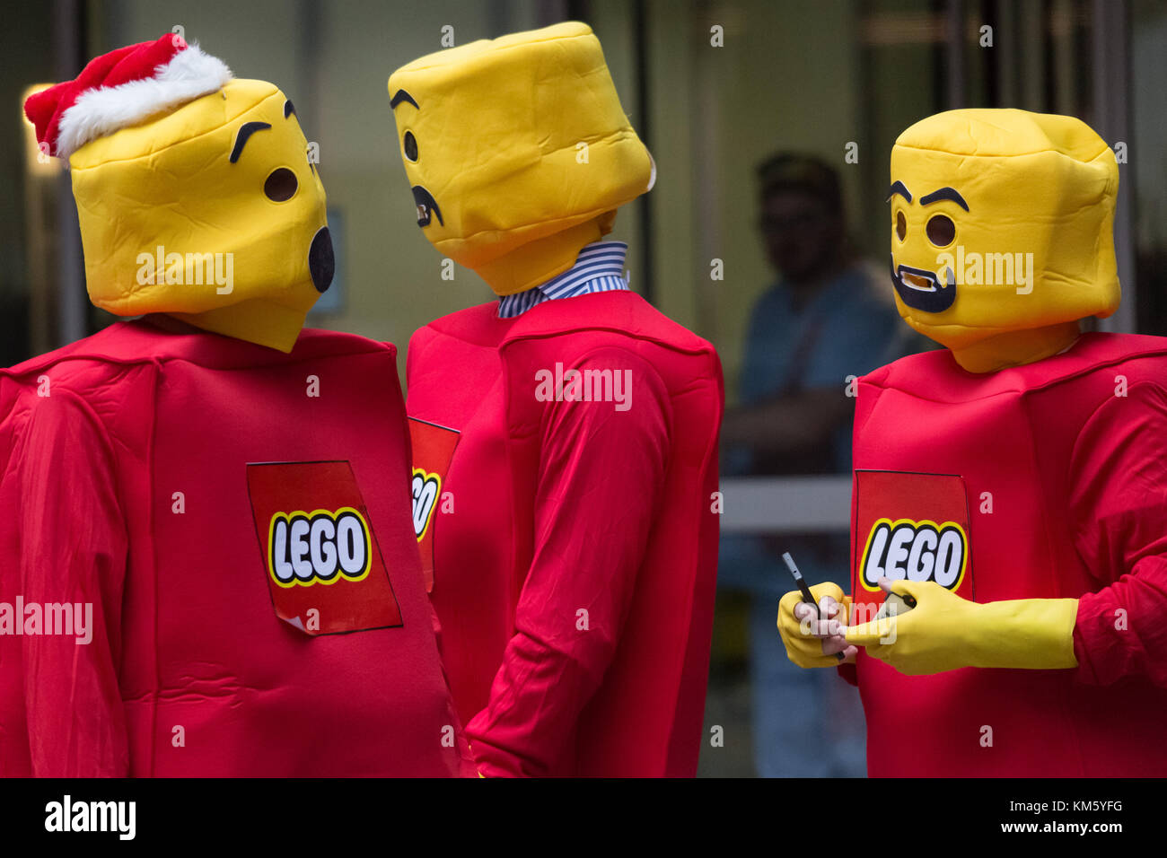 Londres, Royaume-Uni. 5 déc, 2017. City Traders arrivent dans la fantaisie robe prêt à participer à l'assemblée annuelle de la journée caritative de l'ICAP. Crédit : Guy Josse/Alamy Live News Banque D'Images