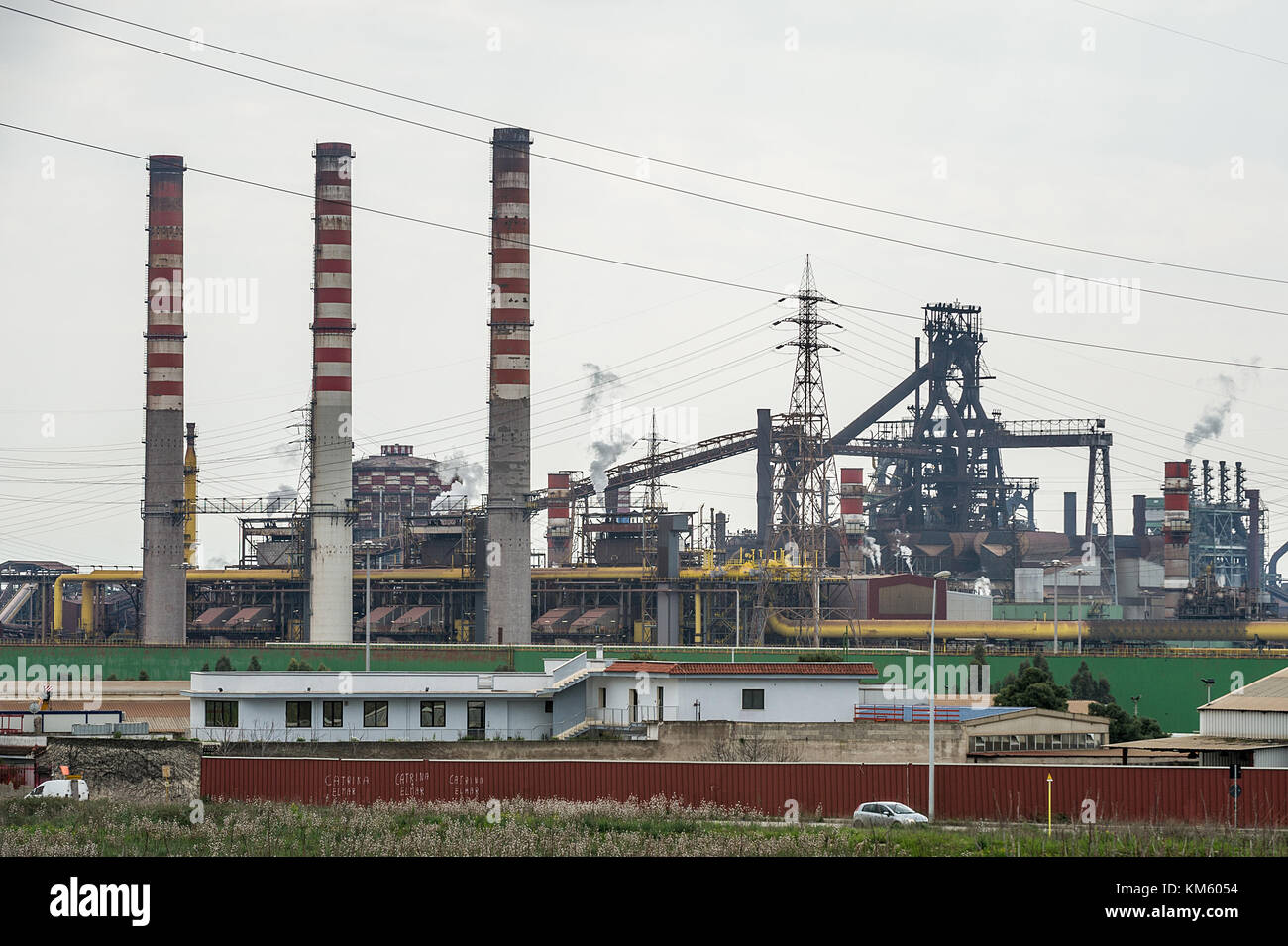 Ilva di Taranto, la deuxième plus grande usine d'acier en Europe, au centre de la controverse politique. Dans la photo d'un détail de la complexe industriel. 02/12/2017, Taranto, Italie Banque D'Images