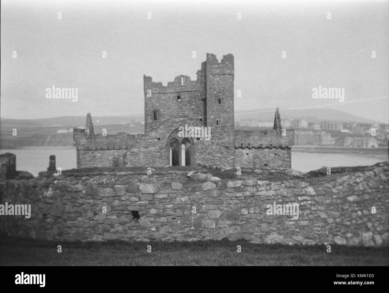 L'île de Man, située dans la mer d'Irlande, est connue pour son riche patrimoine culturel et naturel. L'île a une histoire d'autonomie gouvernementale et des traditions uniques. Elle est célèbre pour ses courses annuelles de moto TT, qui attirent les participants et les visiteurs du monde entier, et ses paysages pittoresques, y compris ses côtes accidentées et ses collines ondulantes. Banque D'Images
