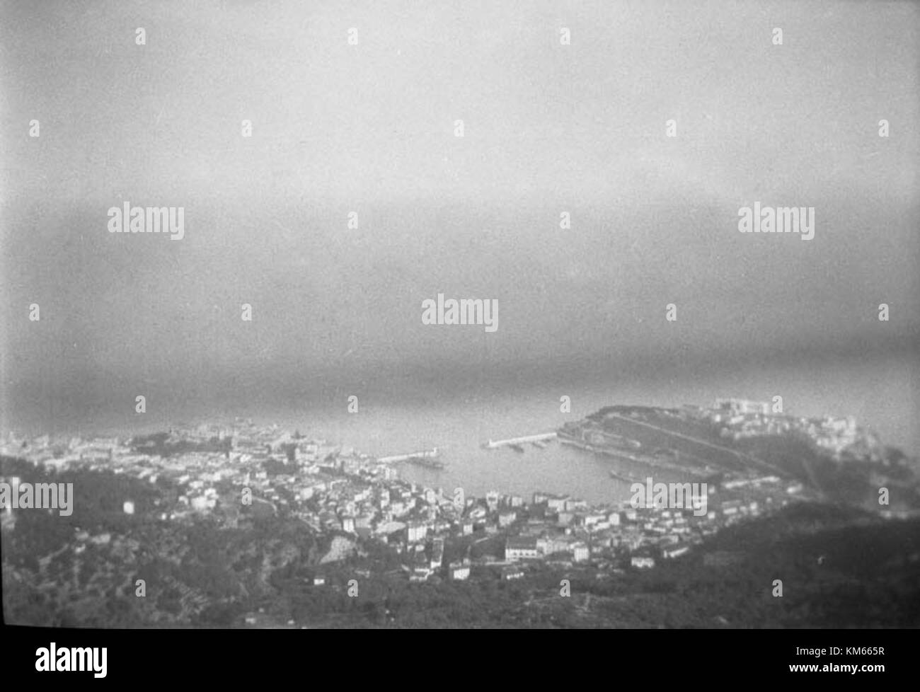 La Turbie, située dans la région des Alpes-Maritimes, est connue pour ses monuments historiques, en particulier le Trophée d'Auguste, un monument au pouvoir impérial romain. Banque D'Images