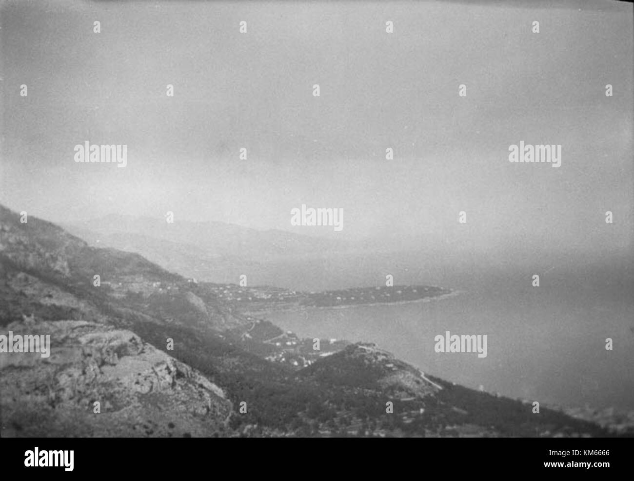 La Turbie est une commune française située dans le département des Alpes-Maritimes. La région est connue pour son architecture ancienne, en particulier le *Trophée d'Auguste*, une structure monumentale datant de l'époque romaine. Banque D'Images