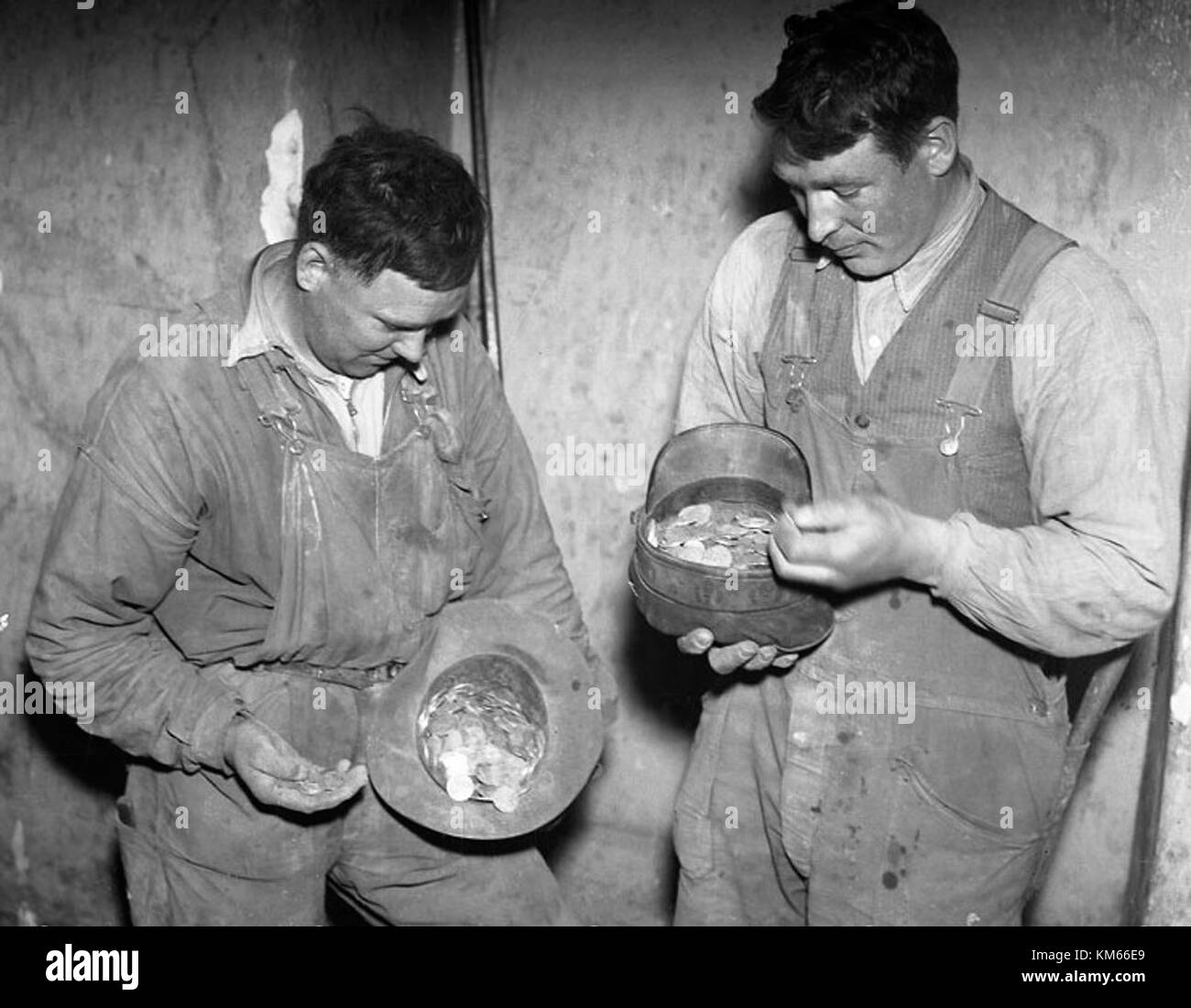 Loheskatten est un film suédois sorti en 1937, probablement axé sur le drame ou la romance, populaire pendant l'âge d'or du cinéma suédois. Le titre du film se traduit par « The Lohes Treasure », et il a eu une influence sur la culture cinématographique suédoise. Banque D'Images