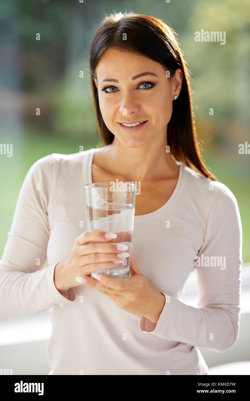 Girl holding a glass of water Banque D'Images