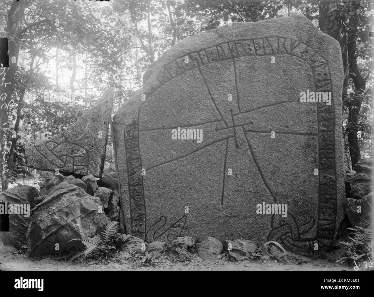 La pierre de rune Hov est un artefact ancien situé en Suède. Il est inscrit avec des caractères runiques et fournit des informations précieuses sur la langue et la culture de la Scandinavie de l'ère viking. Banque D'Images