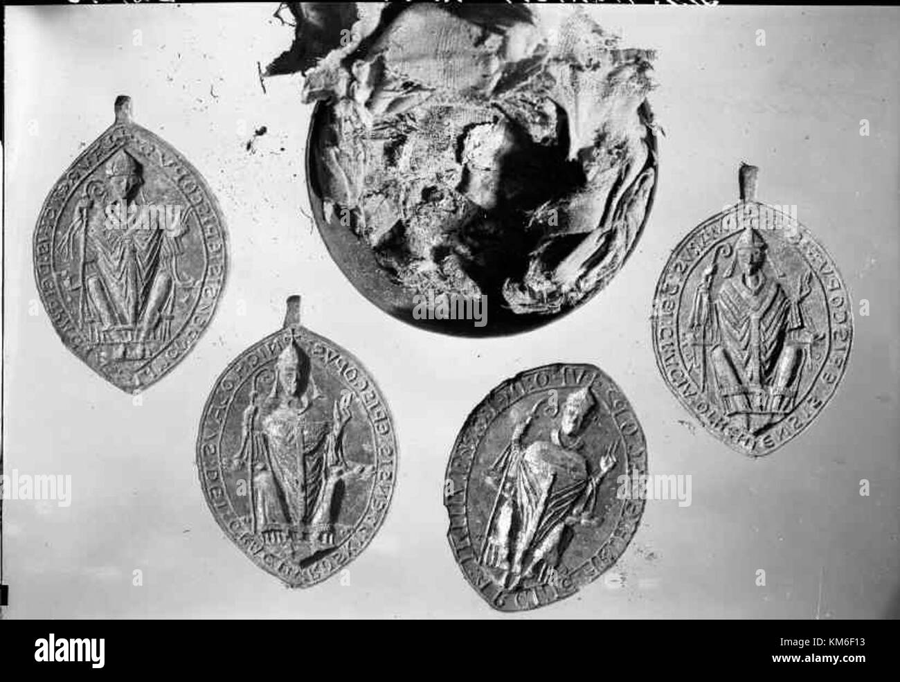 L'église de Halltorps, située à Halltorp, en Suède, est une structure médiévale datant du début du XIIIe siècle. L'église dispose d'une construction en grès de quatre étages, y compris une salle d'église au deuxième étage et une cave avec des objets médiévaux. La pièce de l'autel représente l'Ascension du Christ, et la chaire est dans le style gustavien de 1796. L'église a subi d'importantes rénovations aux XVe et XVIIIe siècles. Banque D'Images