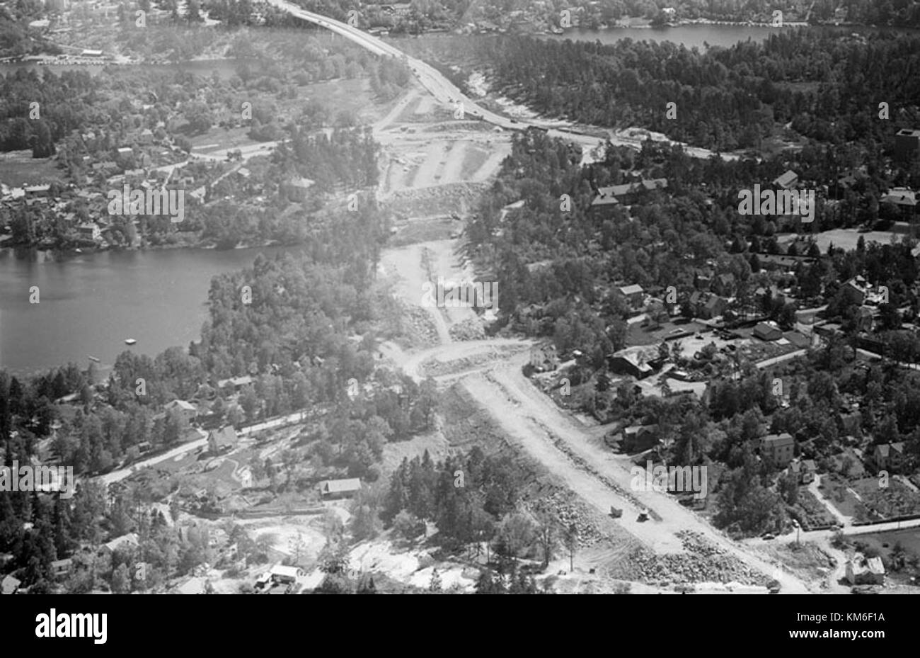 Nacka est une localité suédoise représentée sur cette image. La photographie met en évidence le paysage architectural et naturel de la région, en mettant l'accent sur son rôle dans la zone métropolitaine de Stockholm. Banque D'Images