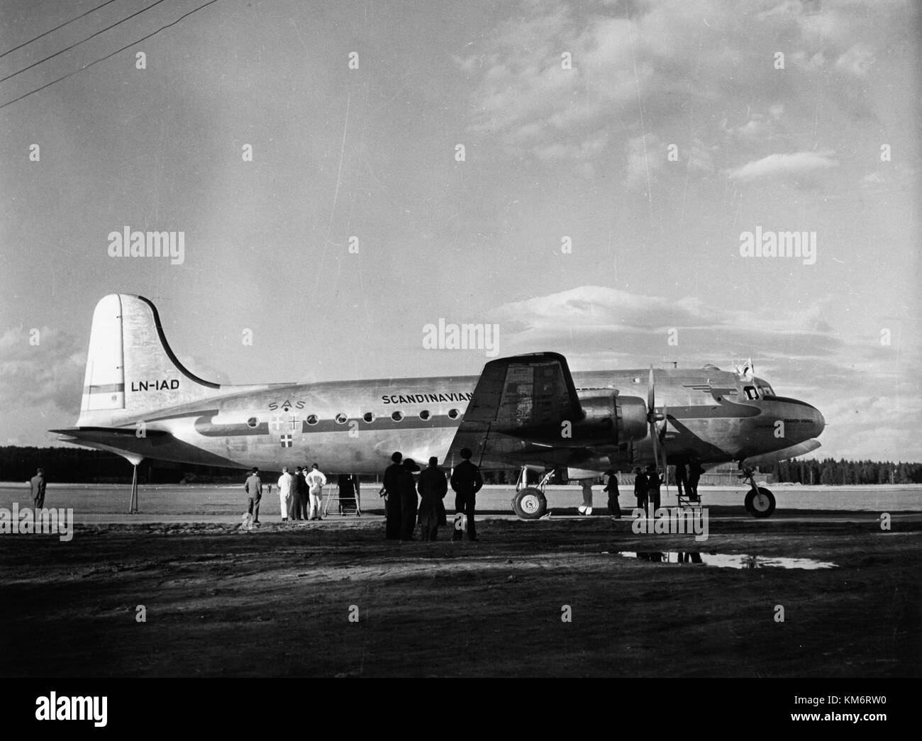 Le SAS DC-4 Haakon Viking est vu immobilisé à l'aéroport international Washington Dulles (IAD). Cet avion, un avion de ligne historique à hélices, a été utilisé par Scandinavian Airlines System (SAS) au milieu du XXe siècle, fournissant un service transatlantique pendant sa période d'exploitation. Banque D'Images
