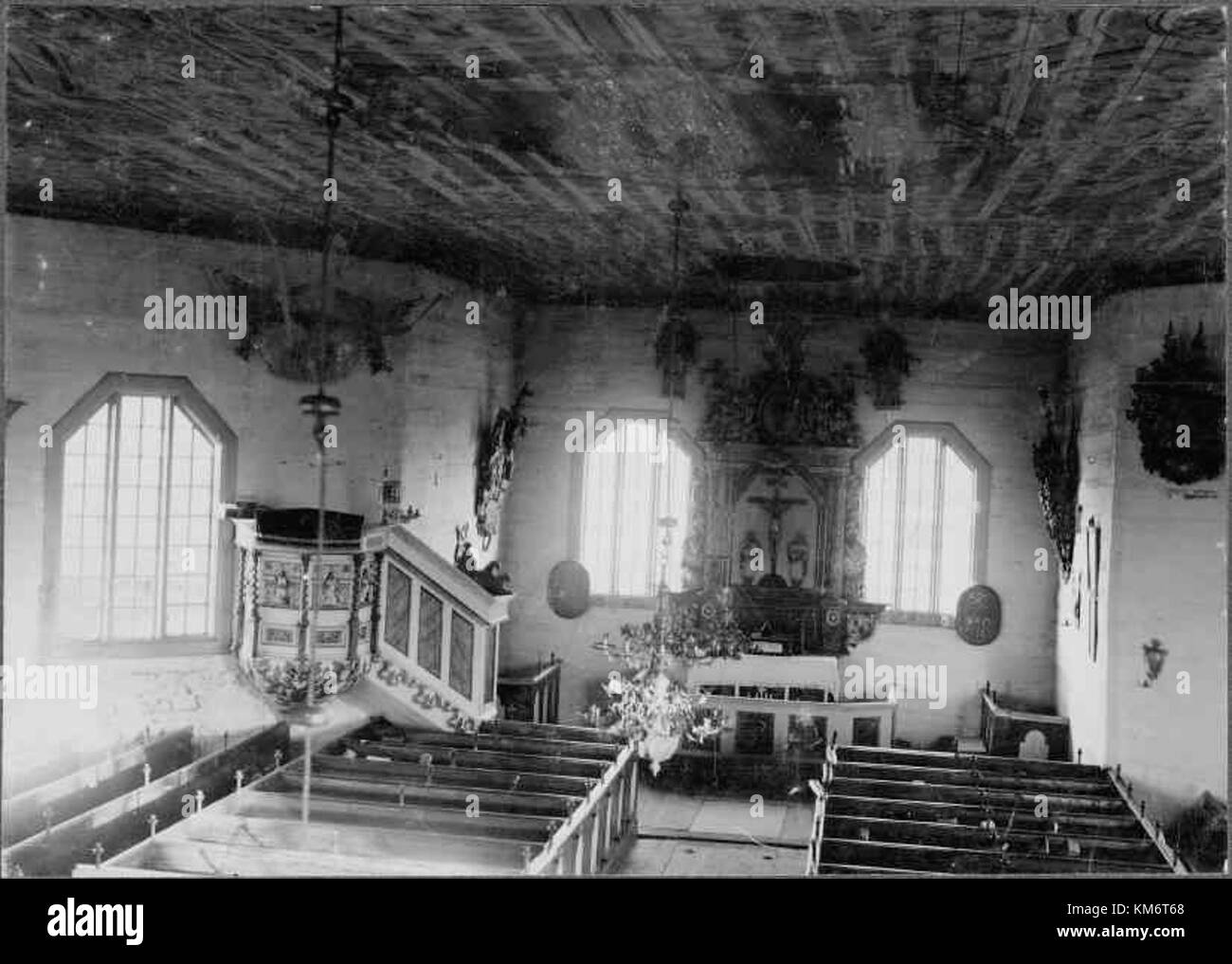 La vieille église de Locknevi, située dans la municipalité de Vimmerby, en Suède, est inscrite sous le numéro de patrimoine culturel KMB 16000200133518, soulignant sa valeur historique et architecturale. Banque D'Images