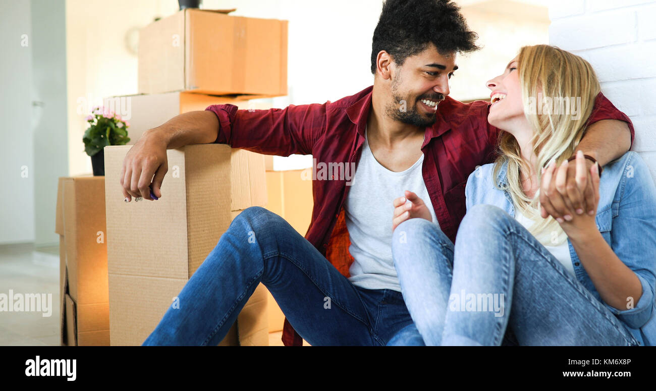 Jeune couple déballage de boîtes de carton à nouveau concept de déménagement accueil Banque D'Images