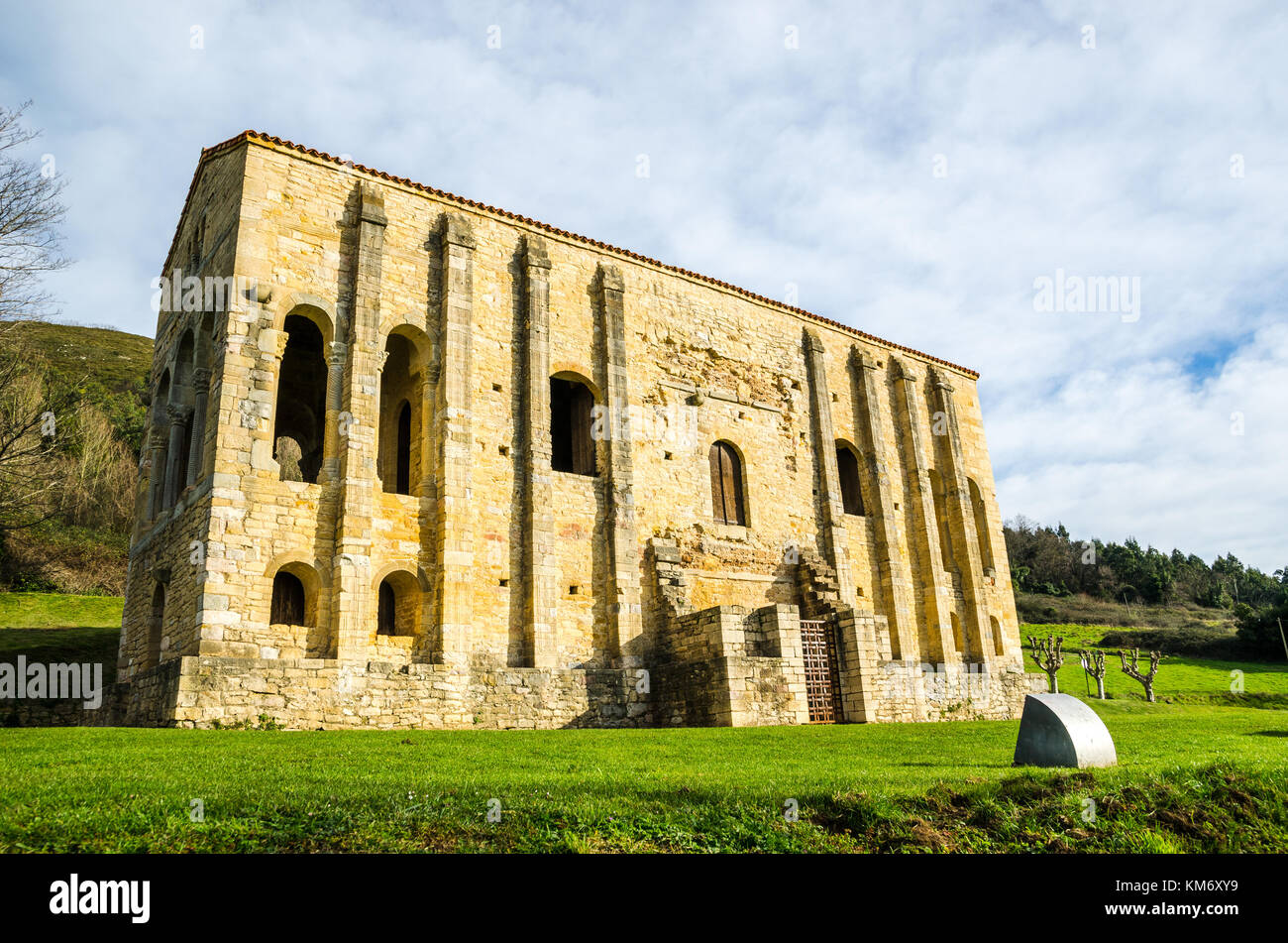 Santa Maria del Naranco à Oviedo, Espagne. L'une des dernières constructions pré-romane en europe. vue latérale et horizontale caption Banque D'Images