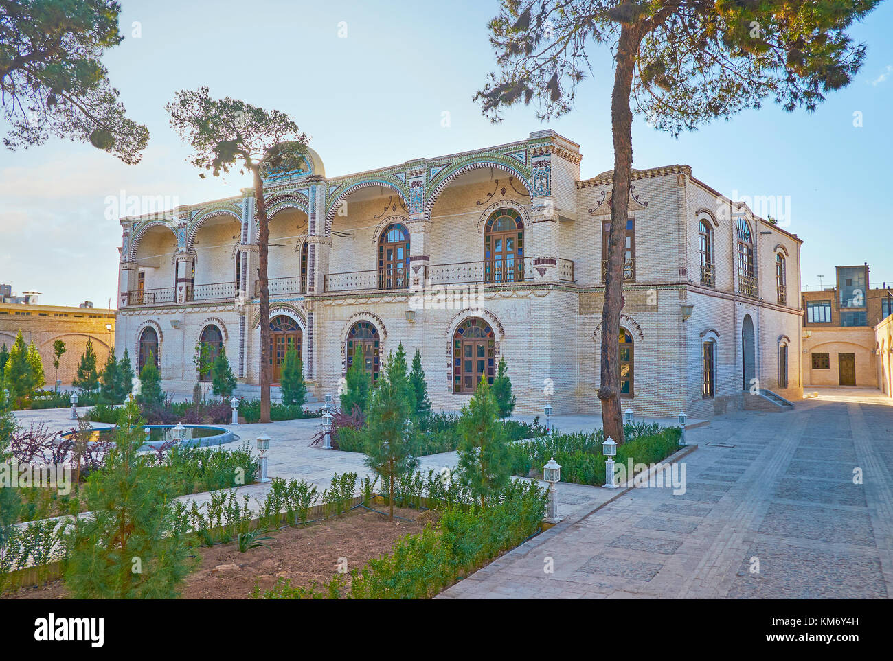 La vue sur le magnifique édifice en brique situé dans la vieille ville de Yazd avec petit jardin en face de lui, l'Iran Banque D'Images