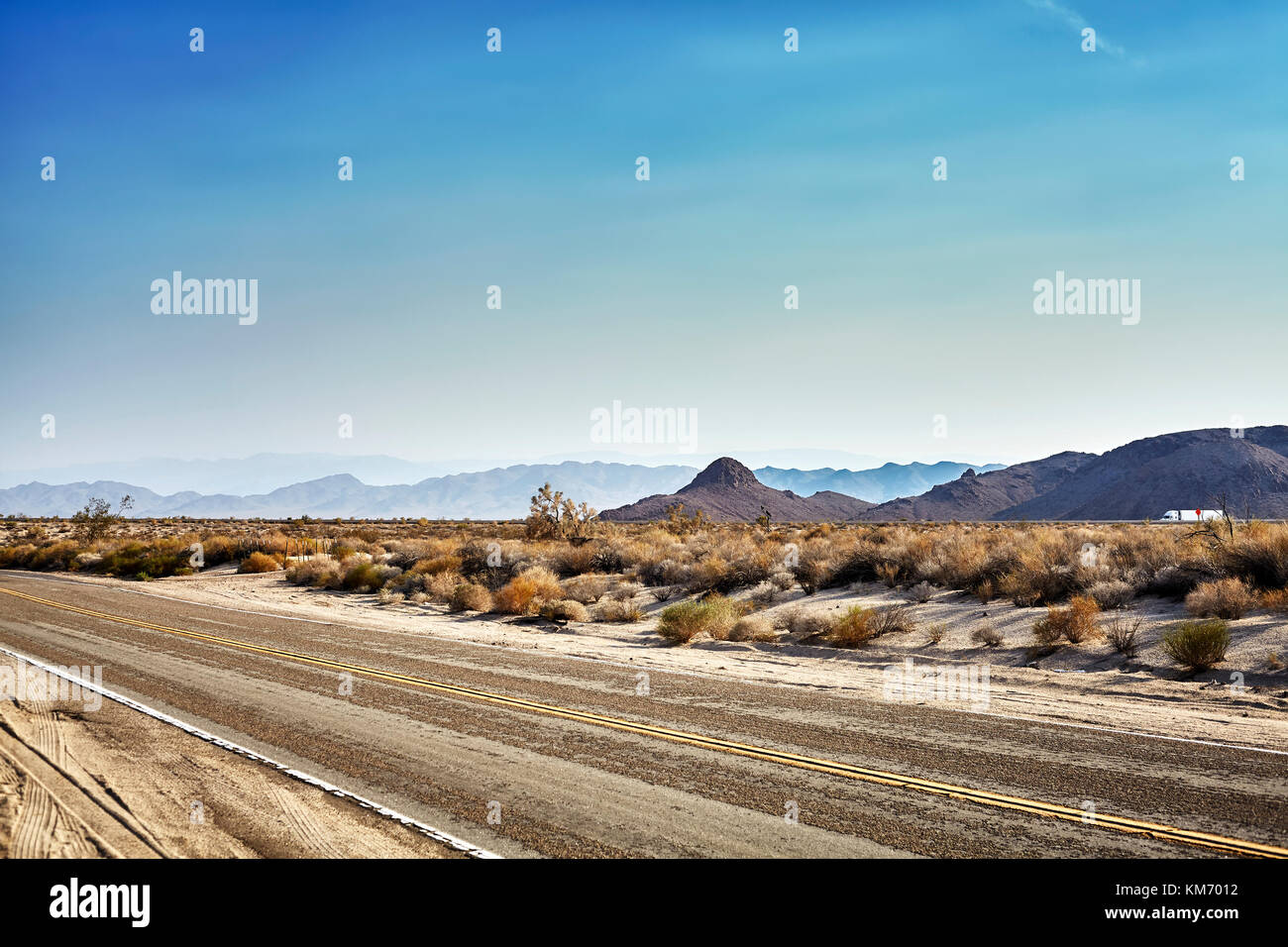 L'autoroute du désert au coucher du soleil, travel concept photo, USA. Banque D'Images