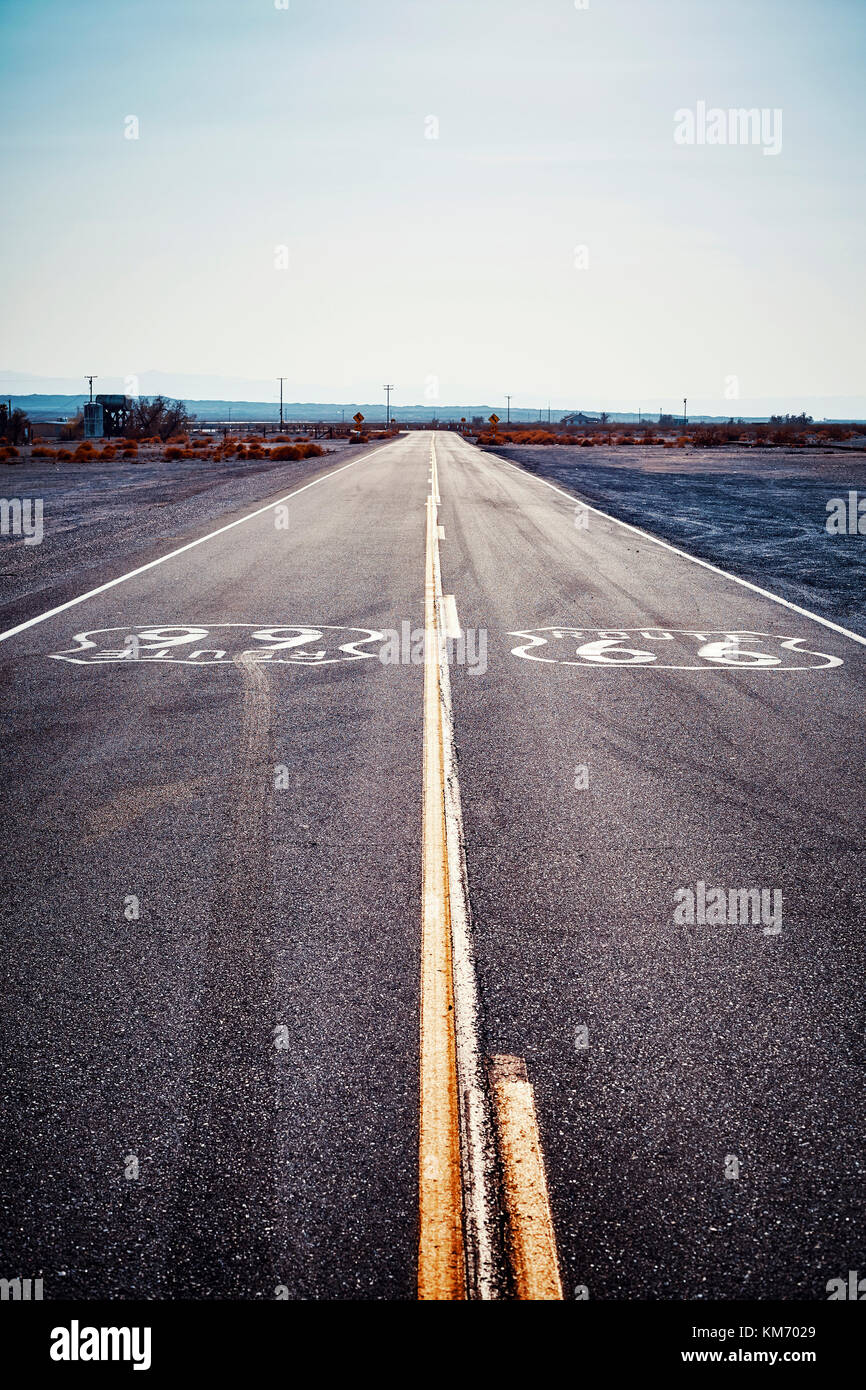 Au coucher du soleil filtrée vintage route 66, en Californie, aux États-Unis. Banque D'Images