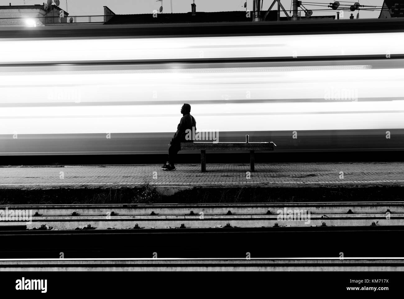 L'homme près d'un train en partance de course pédestre de la lumière Banque D'Images