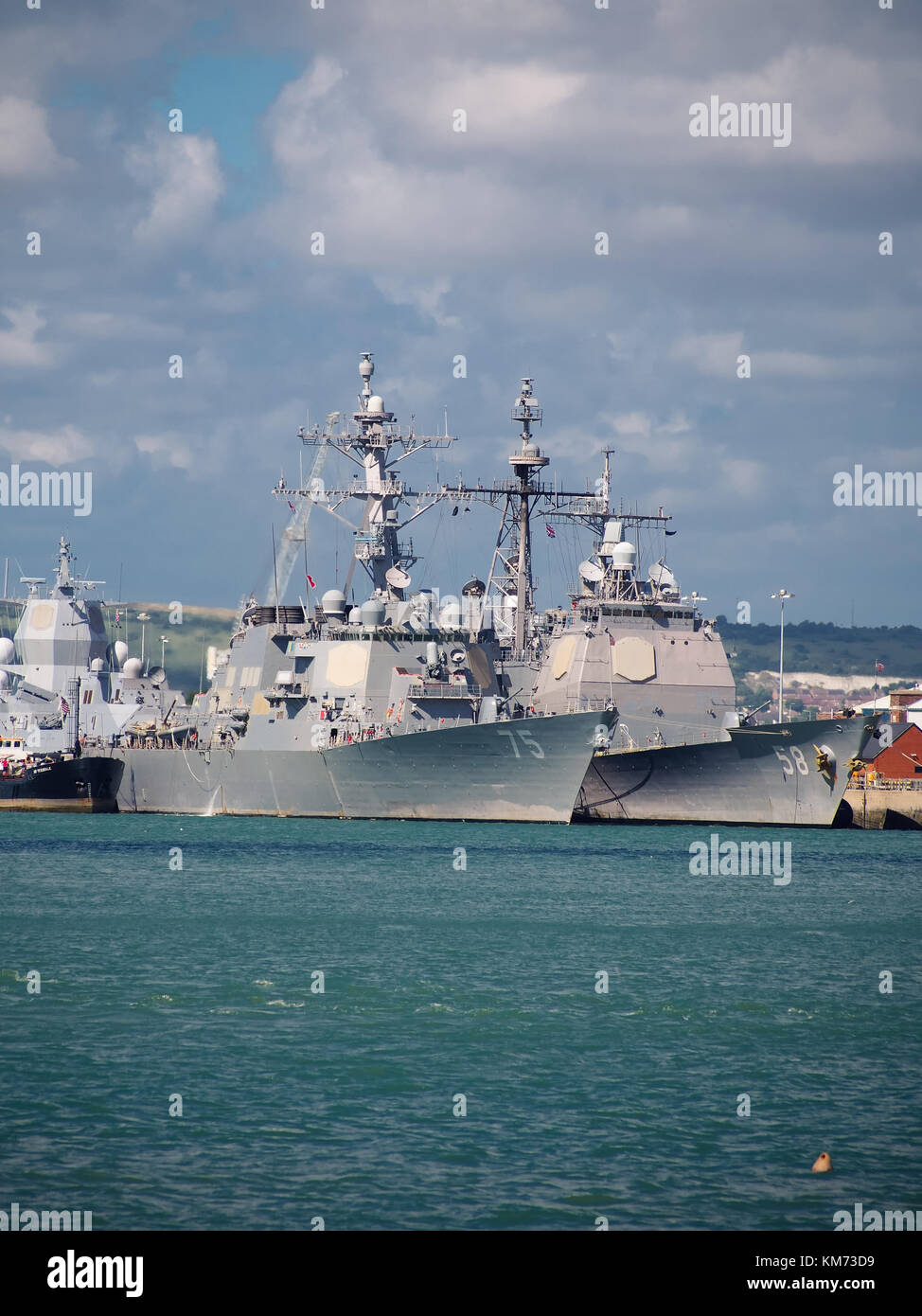 L'USS mer des Philippines et l'USS Donald Cook amarrés ensemble à Ses Majestés Naval Base Portsmouth , Angleterre Banque D'Images