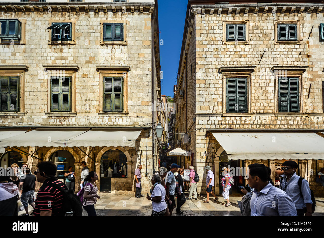 Les touristes à pied la rue principale stradun, dans l'historique ville fortifiée de Dubrovnik, sur une journée chaude et ensoleillée sur la côte Adriatique de Croatie Banque D'Images