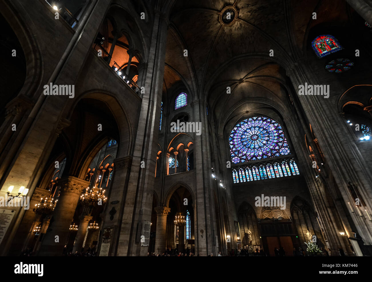 L'intérieur de la Cathédrale Notre Dame de Paris France avec la grande rosace et autres petits vitraux visibles. Banque D'Images