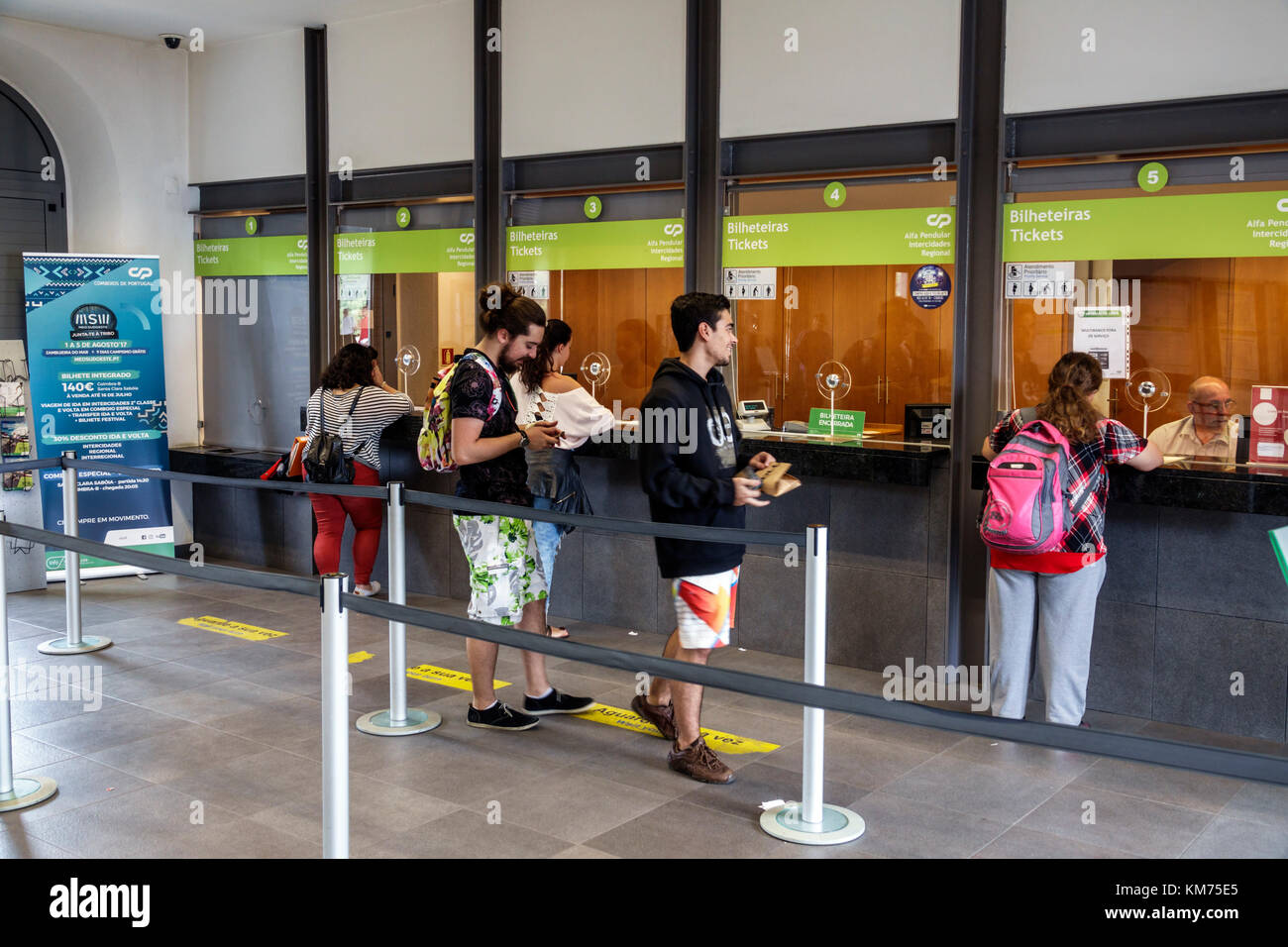 Coimbra Portugal,Coimbra B,Comboios de Portugal,chemin de fer,train,gare,guichet,adulte homme hommes,femme femme femme femme dame,file d'attente,Hispa Banque D'Images