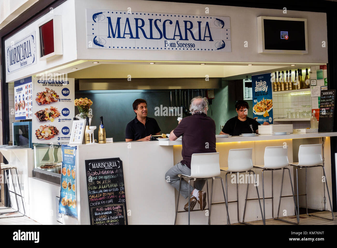 Porto Portugal,Mercado BOM Sucesso,marché urbain,aire de restauration tables de table plaza décontracté, salle à manger, vendeur vendeurs vendre, stalles étals Banque D'Images