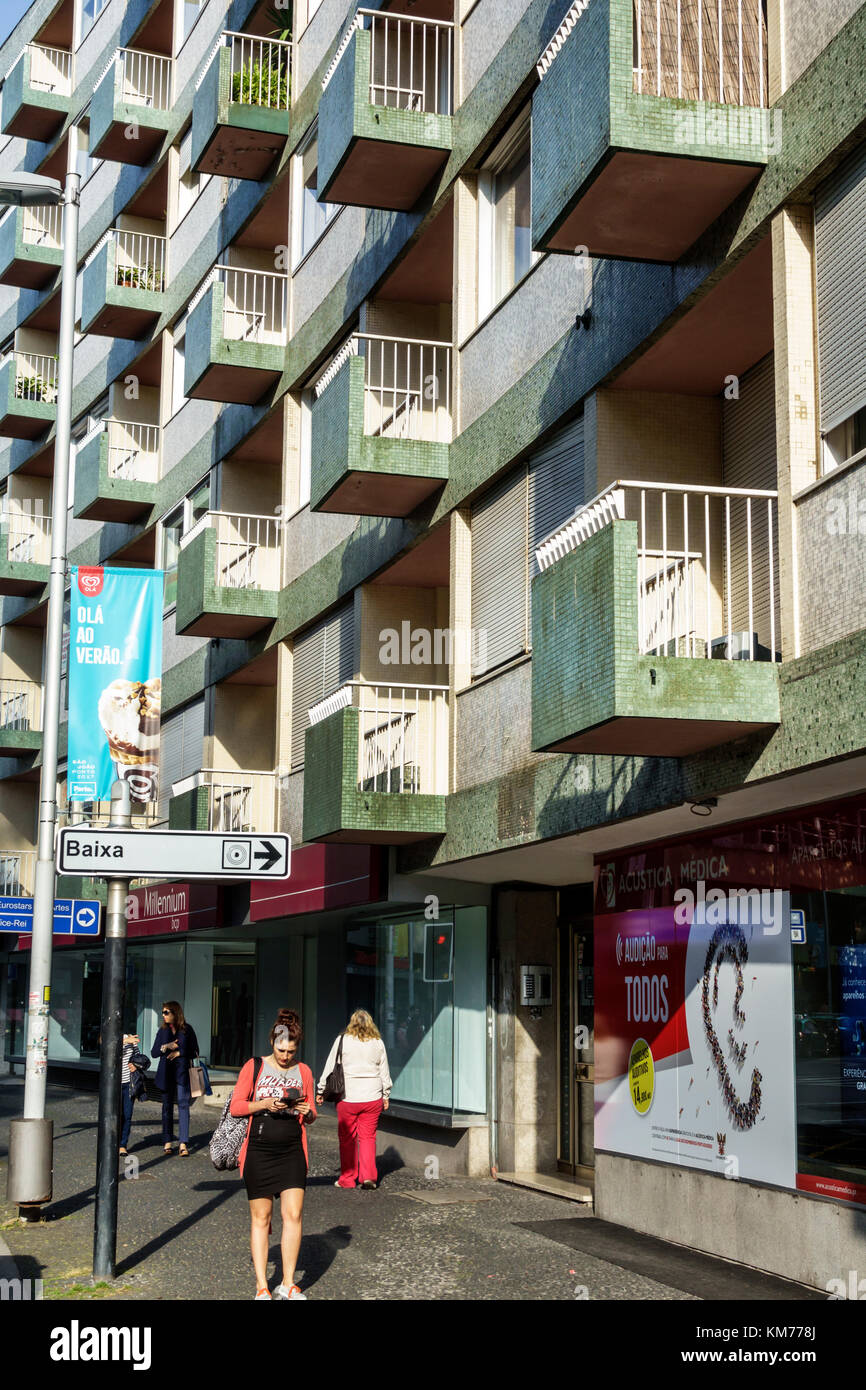 Porto Portugal,Rotunda Boavista,Praca Mouzinho de Albuquerque,rond-point,trottoir,immeuble résidentiel,femme femme,piéton,échec Banque D'Images