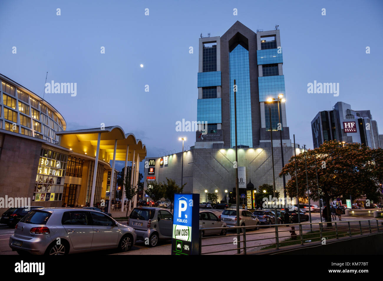 Porto Portugal,Mercado BOM Sucesso,extérieur,Shopping Cidade do Porto,bâtiment,rue,parking,lune,crépuscule,hispanique,immigrants,portugais Banque D'Images