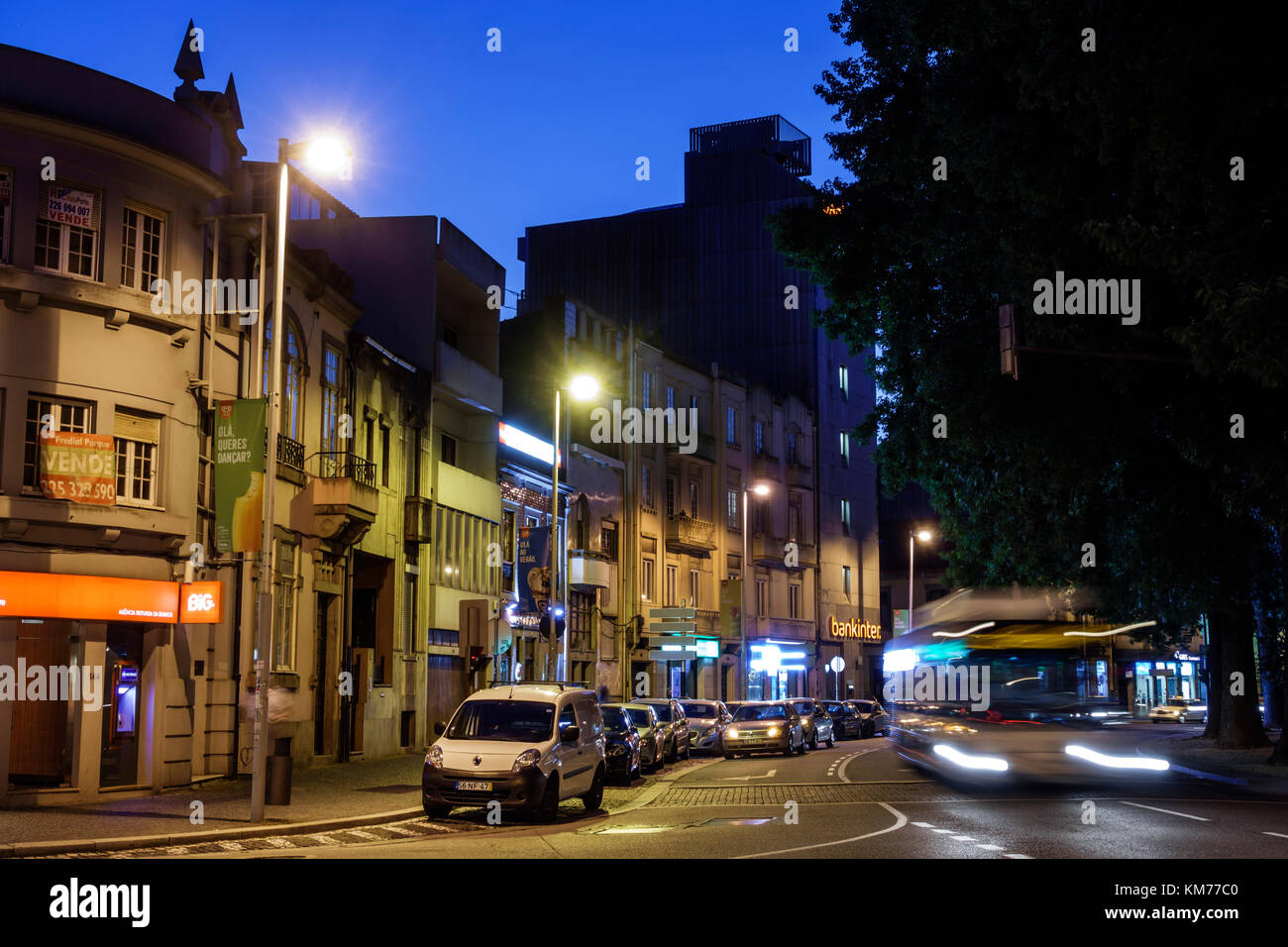 Porto Portugal,Rotunda Boavista,Praca Mouzinho de Albuquerque,rond-point,circulation,voiture,crépuscule,mouvement,appartements résidentiels,nuit soir,HISP Banque D'Images