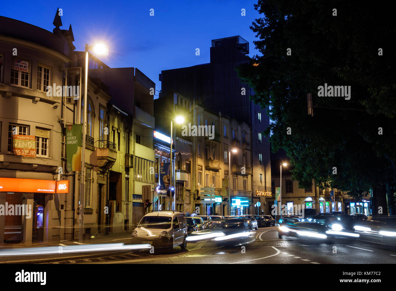 Porto Portugal,Rotunda Boavista,Praca Mouzinho de Albuquerque,rond-point,circulation,voitures,crépuscule,mouvement,traînées légères,immeubles résidentiels Banque D'Images