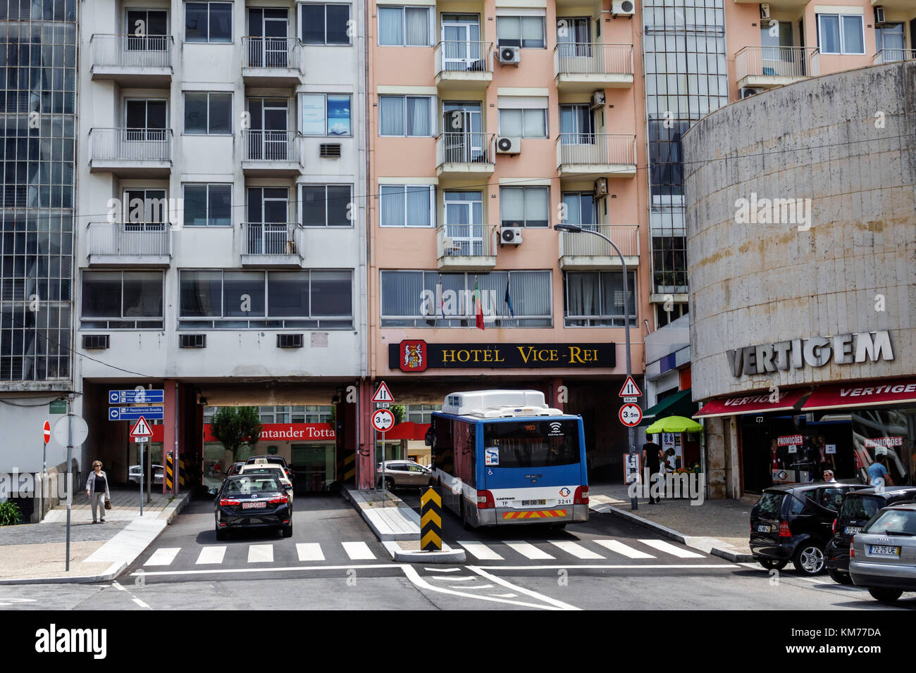 Porto Portugal,Boavista,Largo de Ferreira Lapa,immeuble souterrain,tunnel,circulation,bus,voitures,Hôtel Vice-Rei,immeubles résidentiels d'appartements,hispanique Banque D'Images