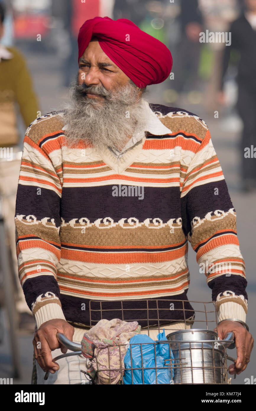 Portrait de punjabi sikh avec barbe blanche et turban riding bicycle in amrtisar, Punjab Banque D'Images