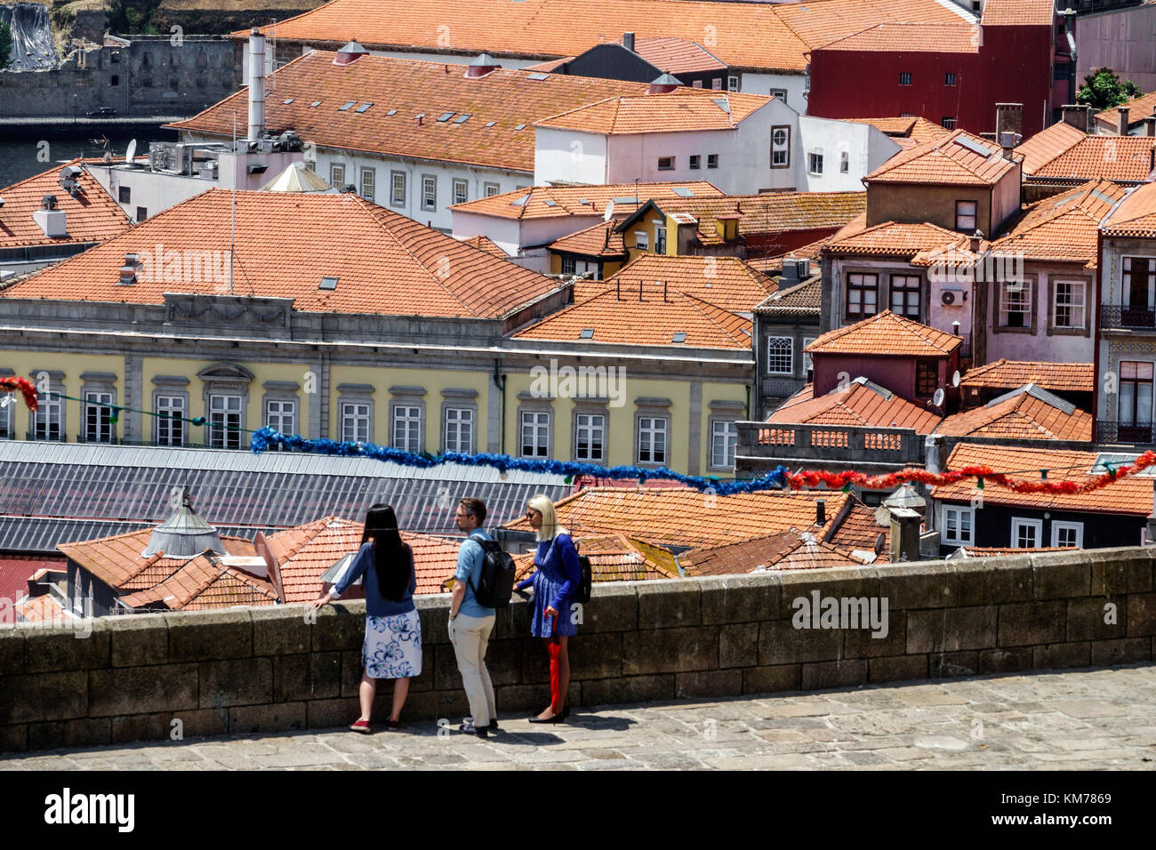 Porto Portugal,Douro River,Barrio la Ribeira,centre historique,immeuble résidentiel d'appartements,horizon de la ville,toits,carreaux de céramique,terre cuite,mur de la ville,v Banque D'Images