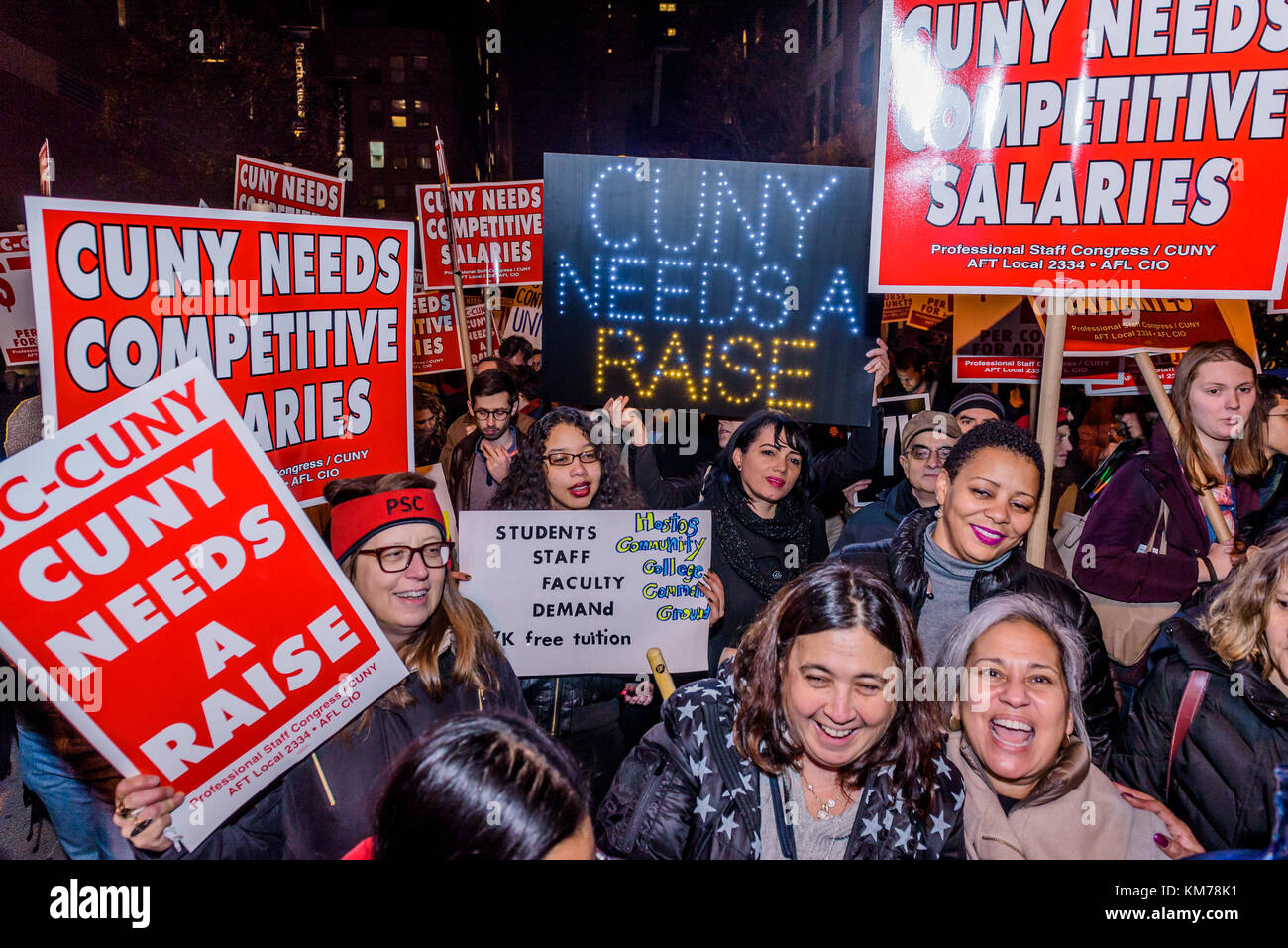 Le PSC-CUNY a tenu son premier rassemblement à l'appui de sa nouvelle campagne de contrats le 4 décembre 2017 à Midtown Manhattan; par une conférence de presse, un rassemblement et une marche du Graduate Center au Baruch College où le Conseil d'administration se réunit. Leurs demandes comprennent une augmentation générale de 5 % par an avec des augmentations de salaire supplémentaires pour les personnes les moins bien rémunérées, une augmentation de 7,000 $ par cours pour les auxiliaires, une sécurité d'emploi améliorée, un soutien matériel aux présidents de département et des conditions de travail améliorées pour tous les professeurs et le personnel. (Photo par Erik McGregor/Pacific Press) Banque D'Images