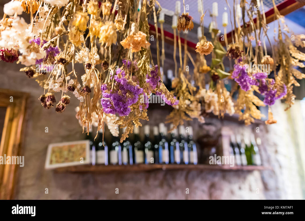 Fleurs accrochées au plafond d'un restaurant italien Banque D'Images