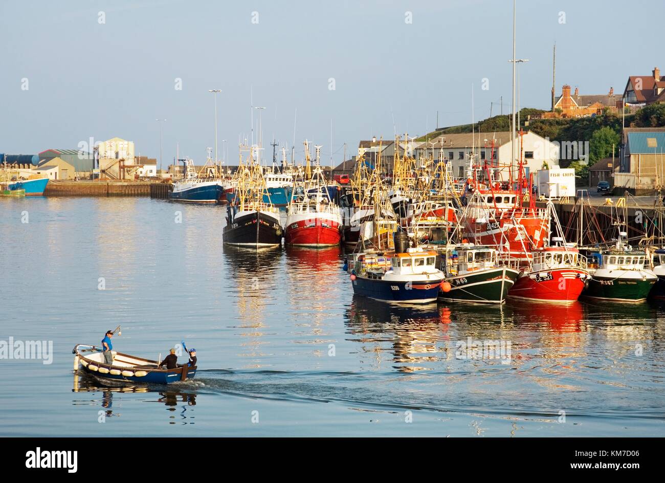 Voile de quitter la mer d'irlande port de pêche port de Kilkeel, comté de Down, Irlande du nord au pied des montagnes de Mourne. Banque D'Images