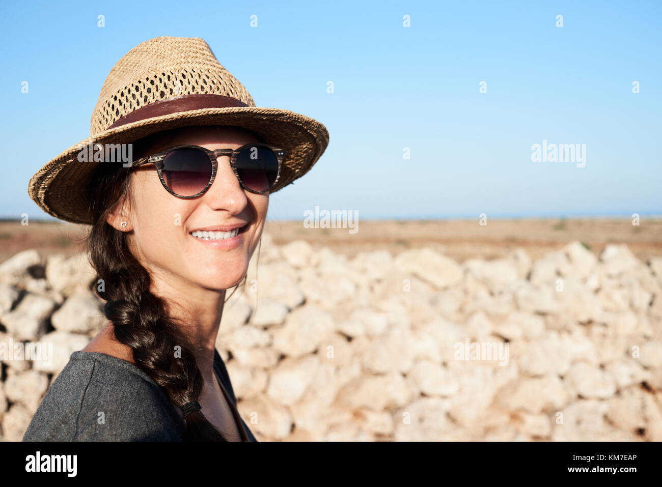 Menorca, Espagne, smiley voyageur solo portrait dans un vide, l'île ensoleillée de Minorque, solo traveler Banque D'Images