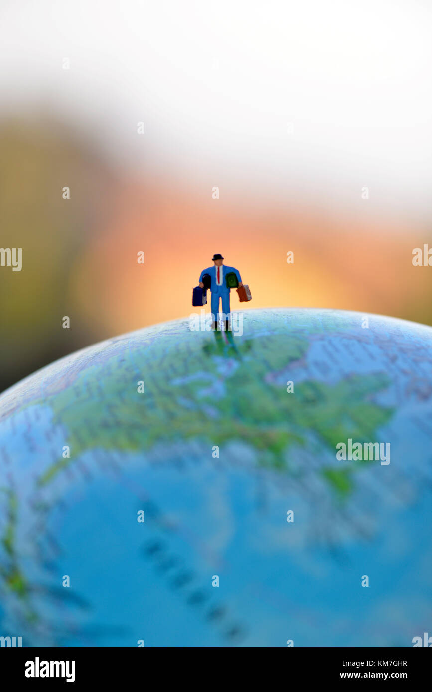 Personnes debout sur la carte du monde Banque de photographies et d ...