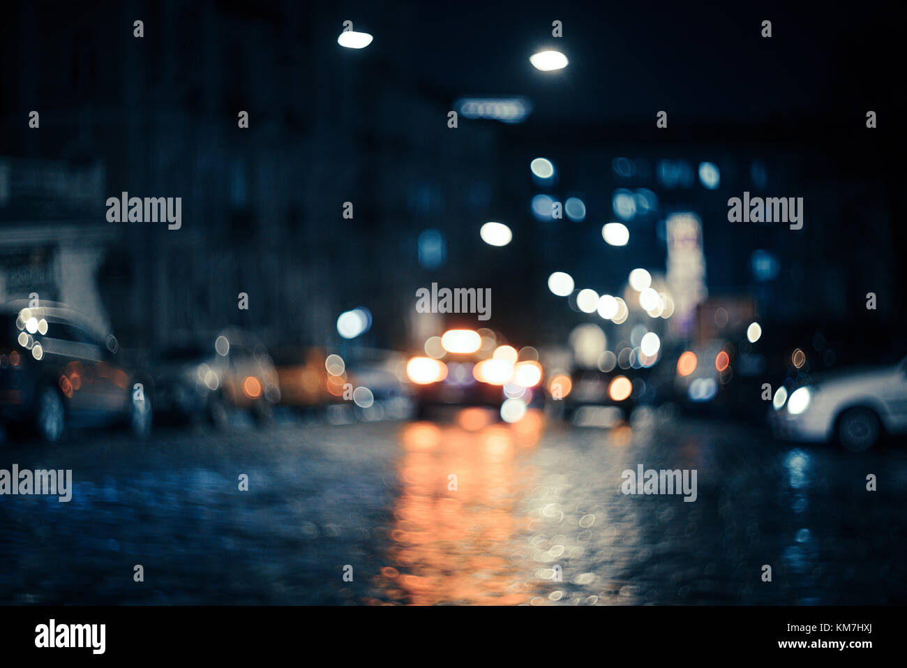 Ville la nuit brouillée. Bokeh. Beau résumé fond flou artistique avec les immeubles, les voitures, les lumières de la ville, les gens. Flou d'arrière-plan avec les couleurs Banque D'Images