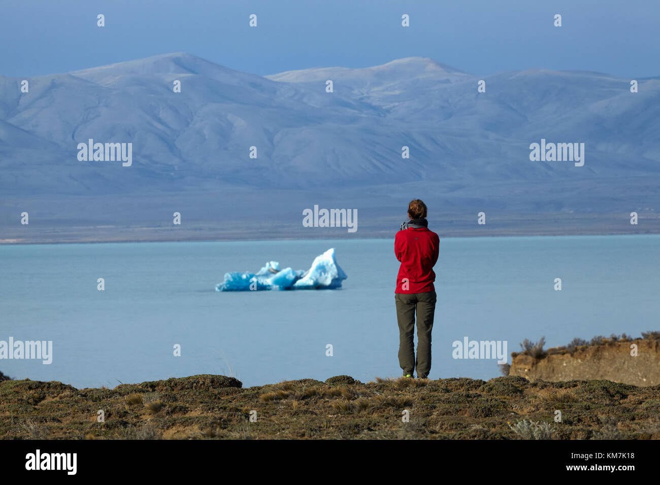 Les touristes à la recherche à l'iceberg en lago viedma, Patagonie, Argentine, Amérique du Sud (M.) Banque D'Images